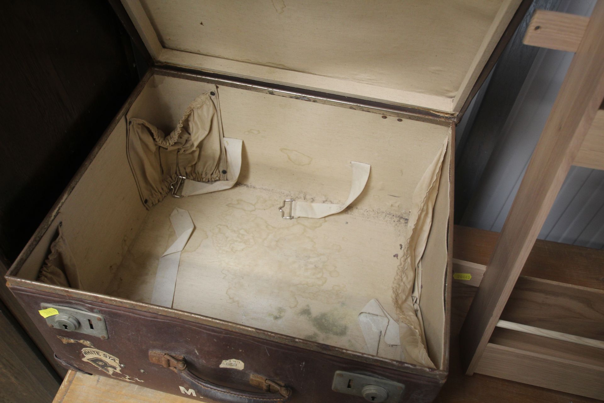 A Vintage trunk - Image 2 of 2