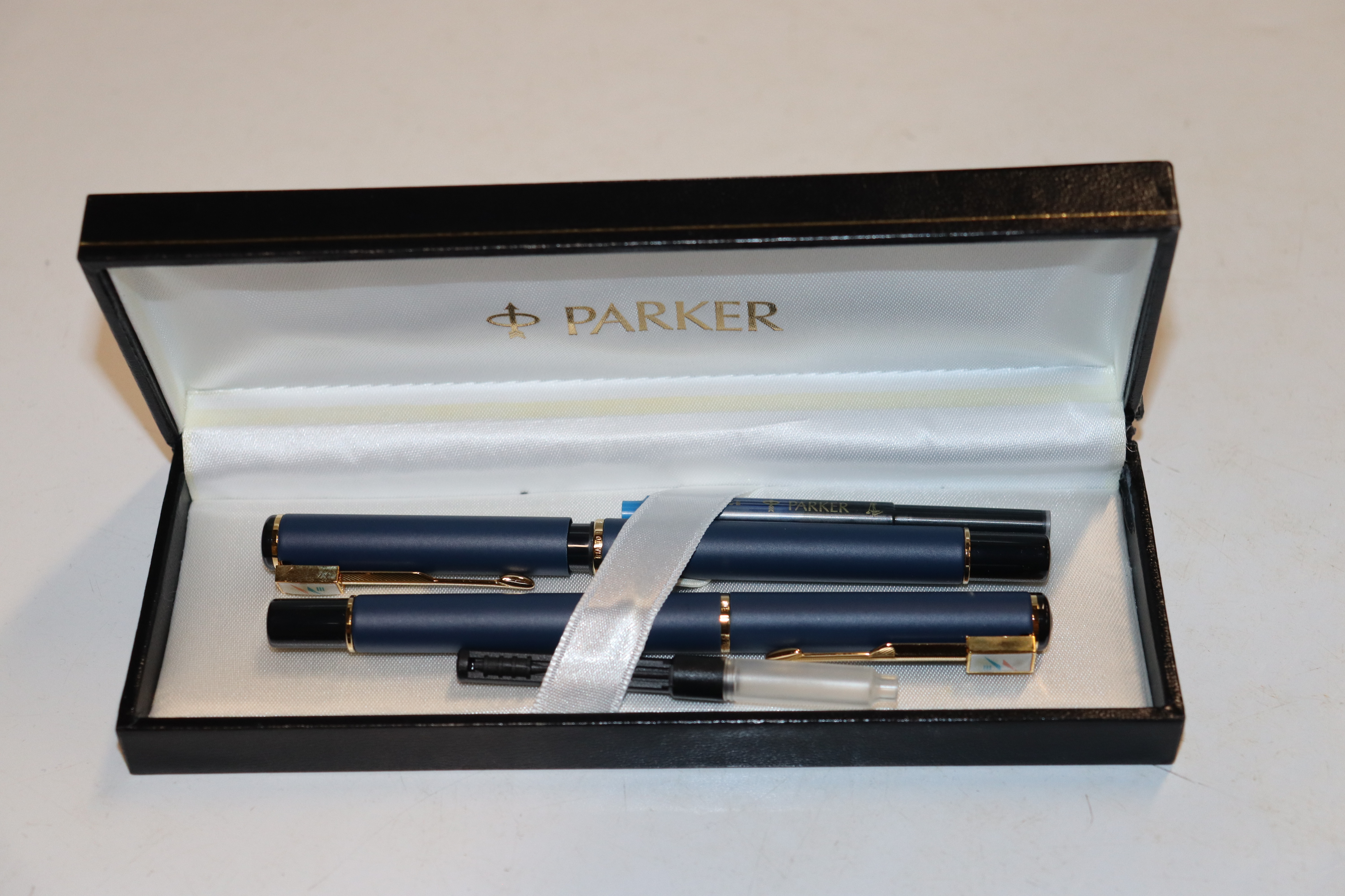 A tin containing Parker fountain pens and others - Image 2 of 10