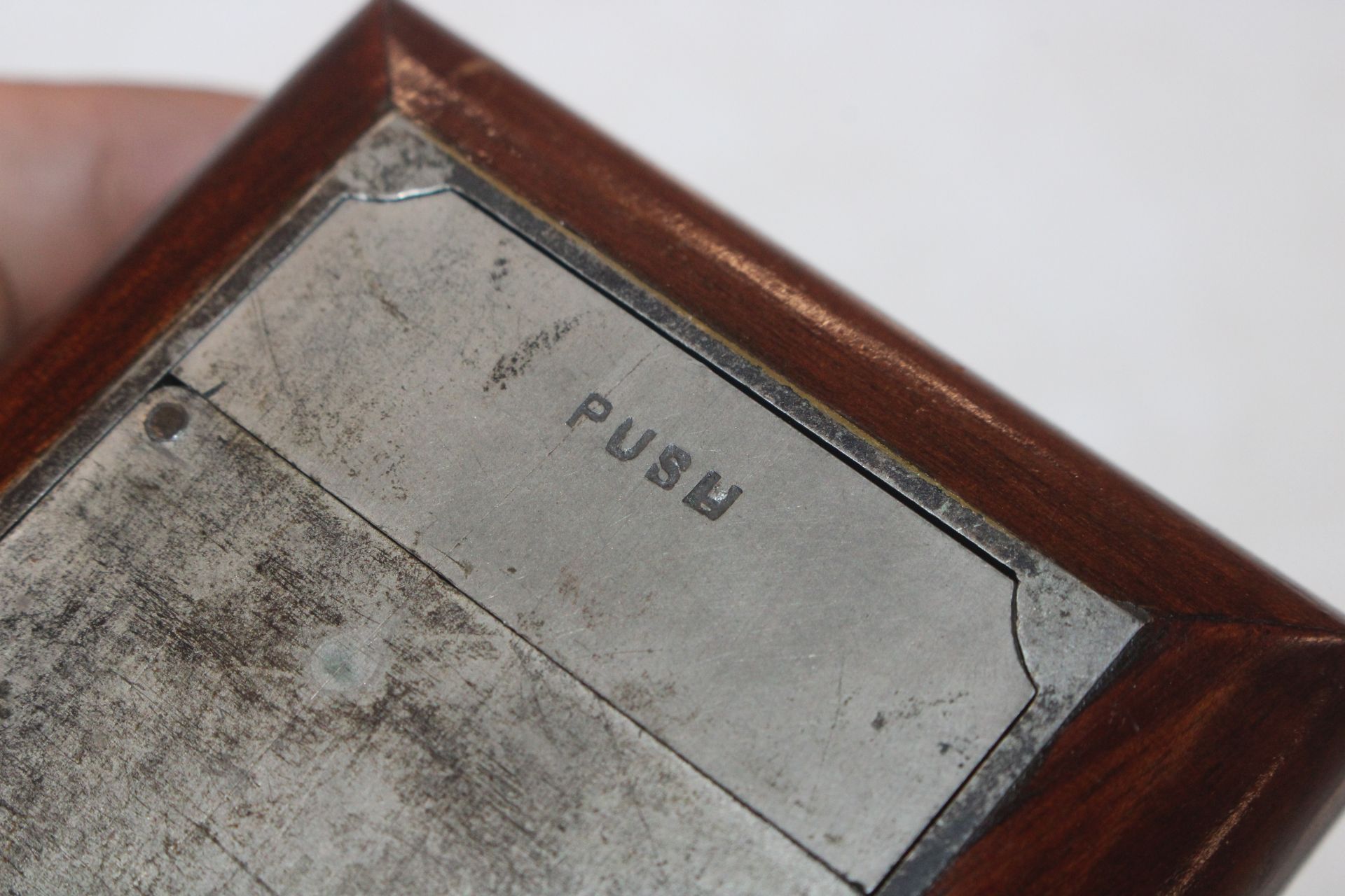 A Ransomes patent travelling inkwell by De La Rue & Co. in wooden case - Image 4 of 6