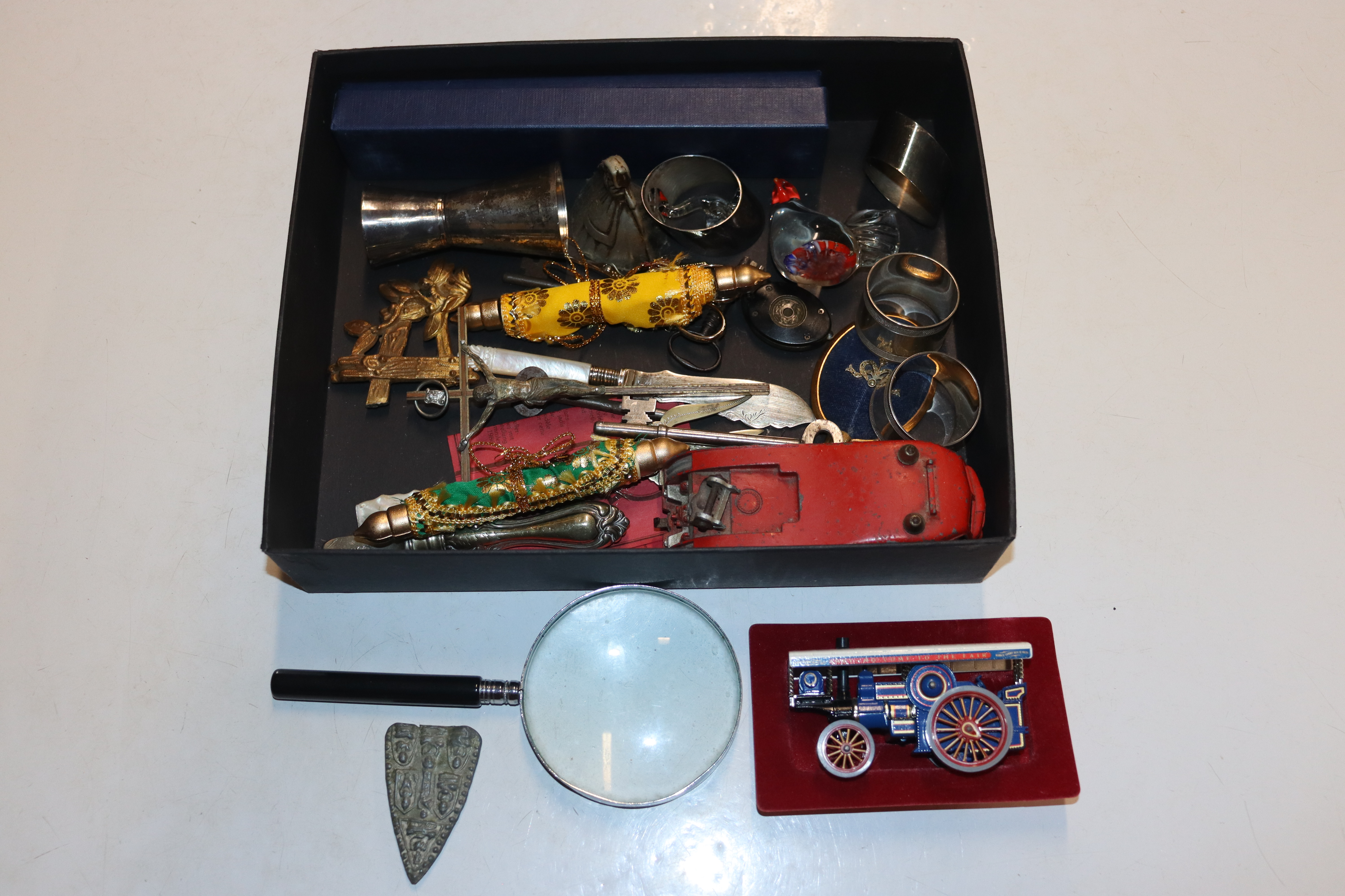A box of various small sundry items to include mag