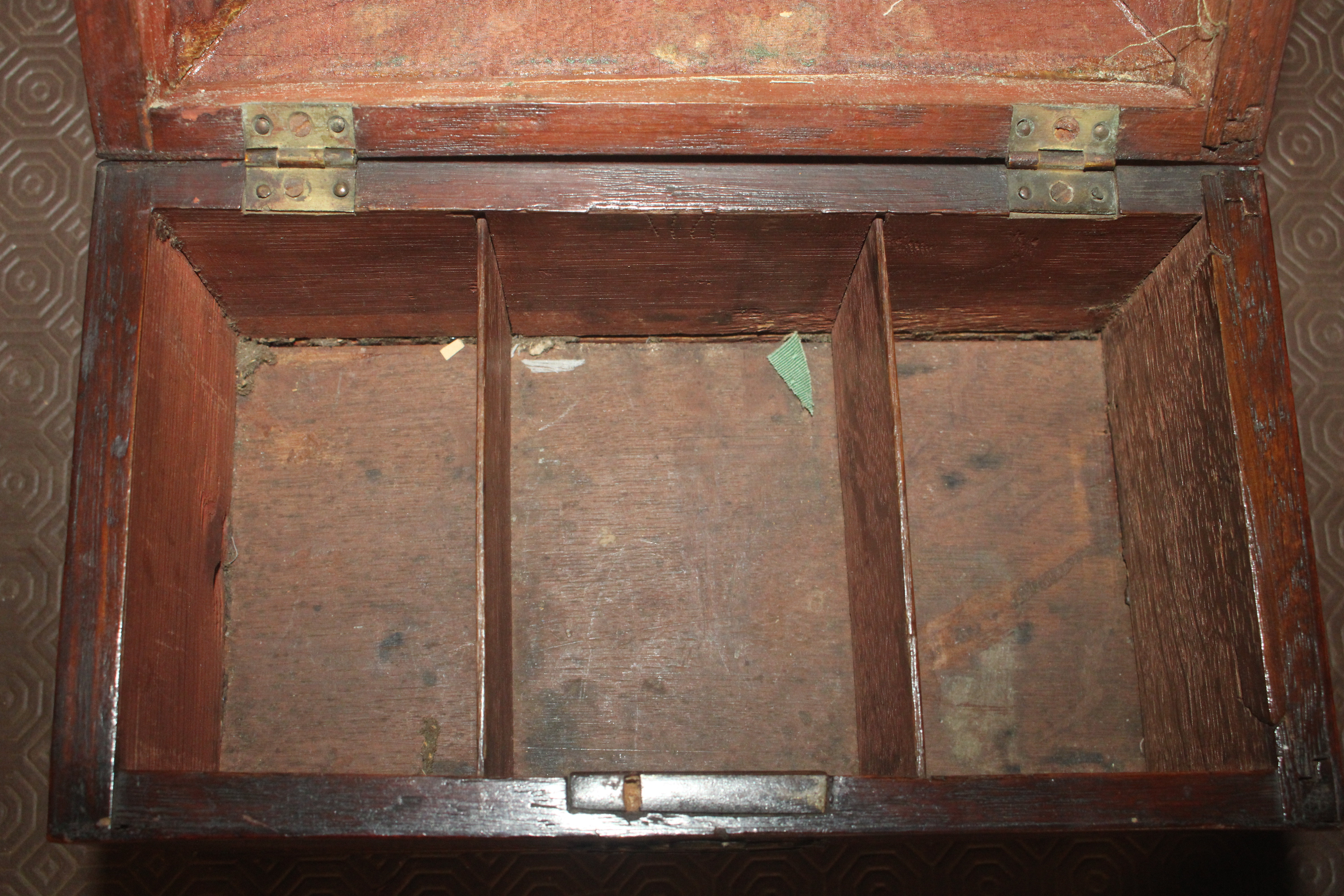 A George III mahogany tea caddy with secret compar - Image 12 of 14
