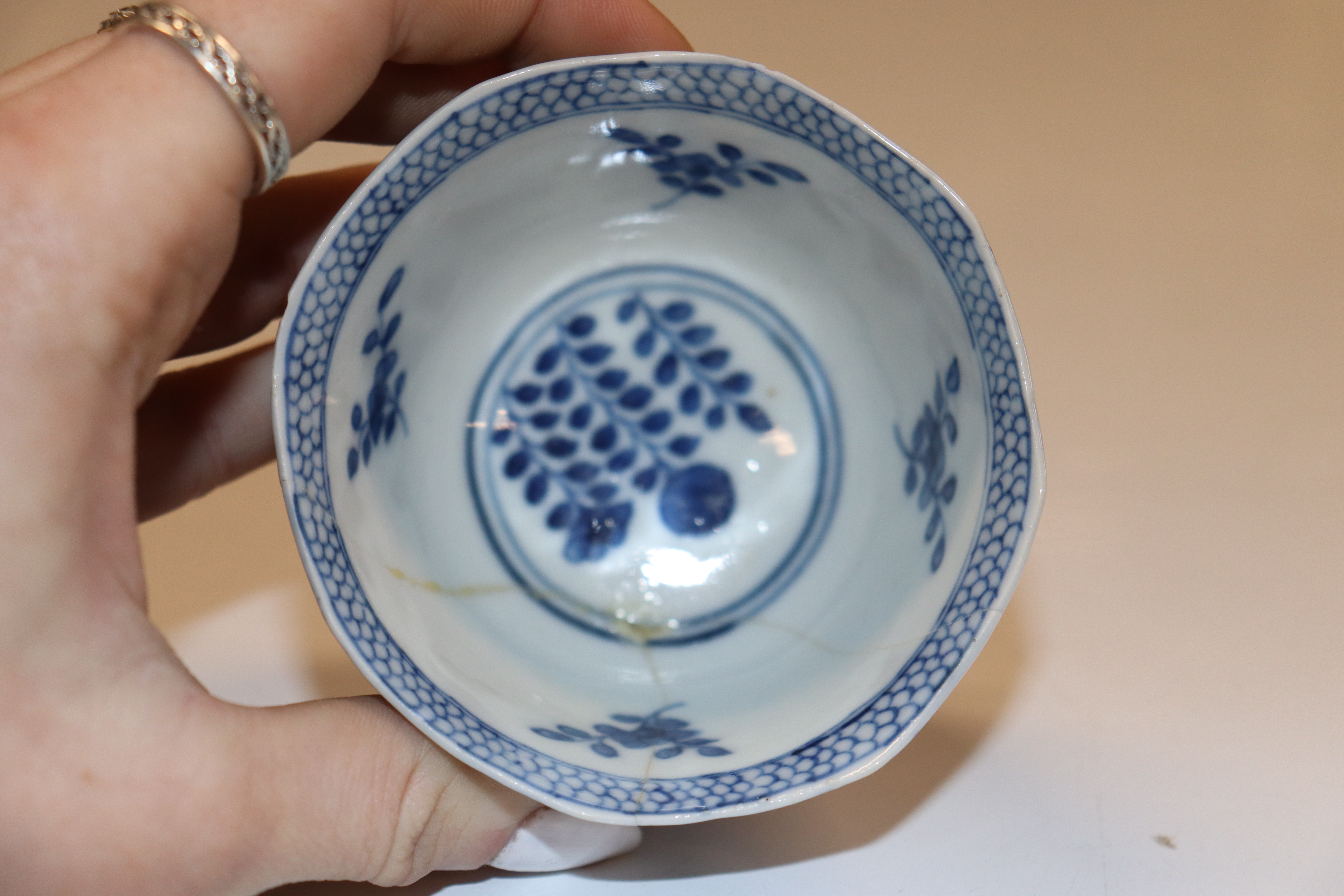 An Oriental blue and white blue decorated with fis - Image 3 of 34