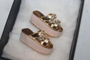 A pair of brooches in the form of shoes, by Suzann