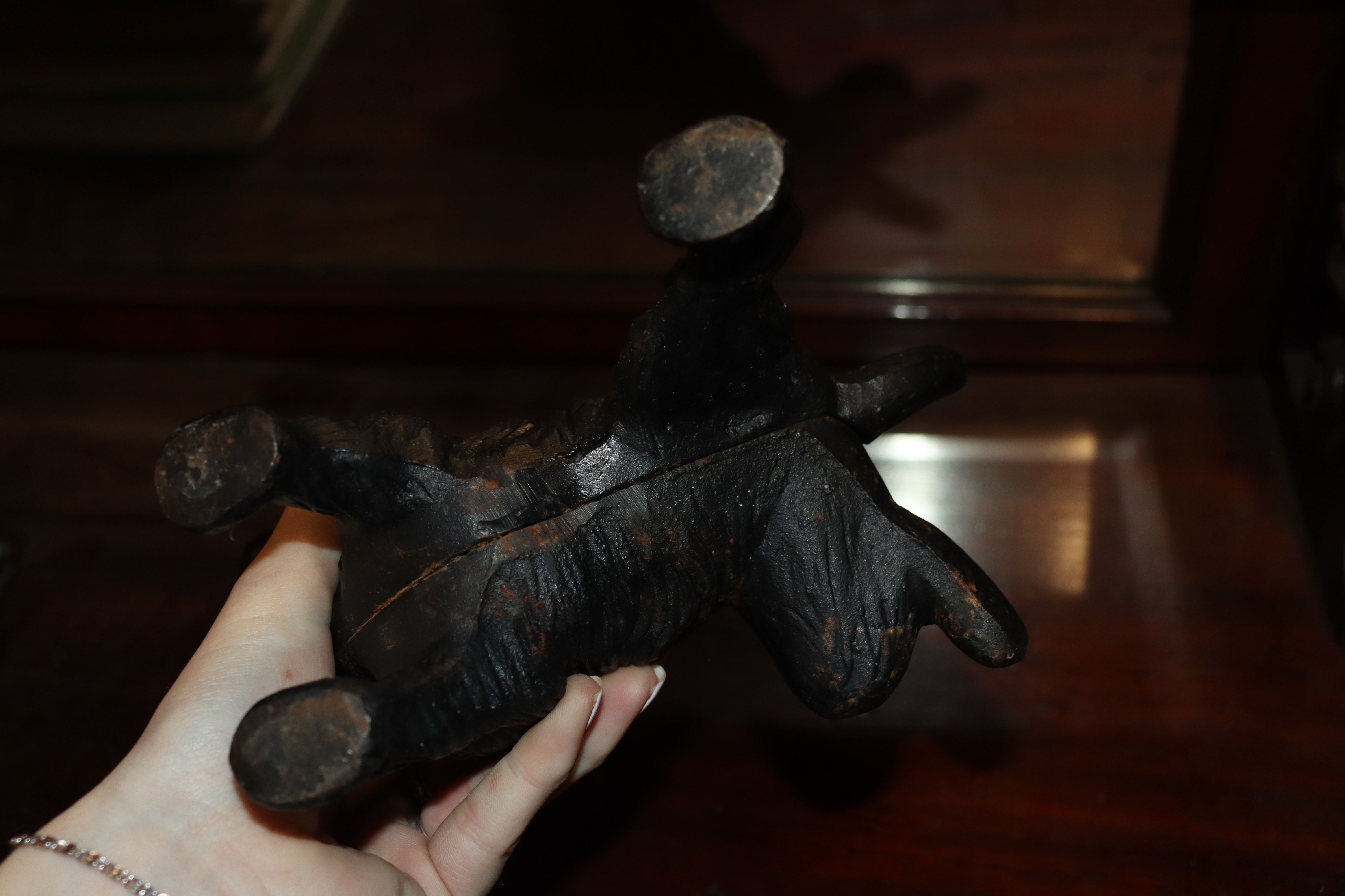 A door stop in the form of a dog; and a Beetle boo - Image 3 of 3