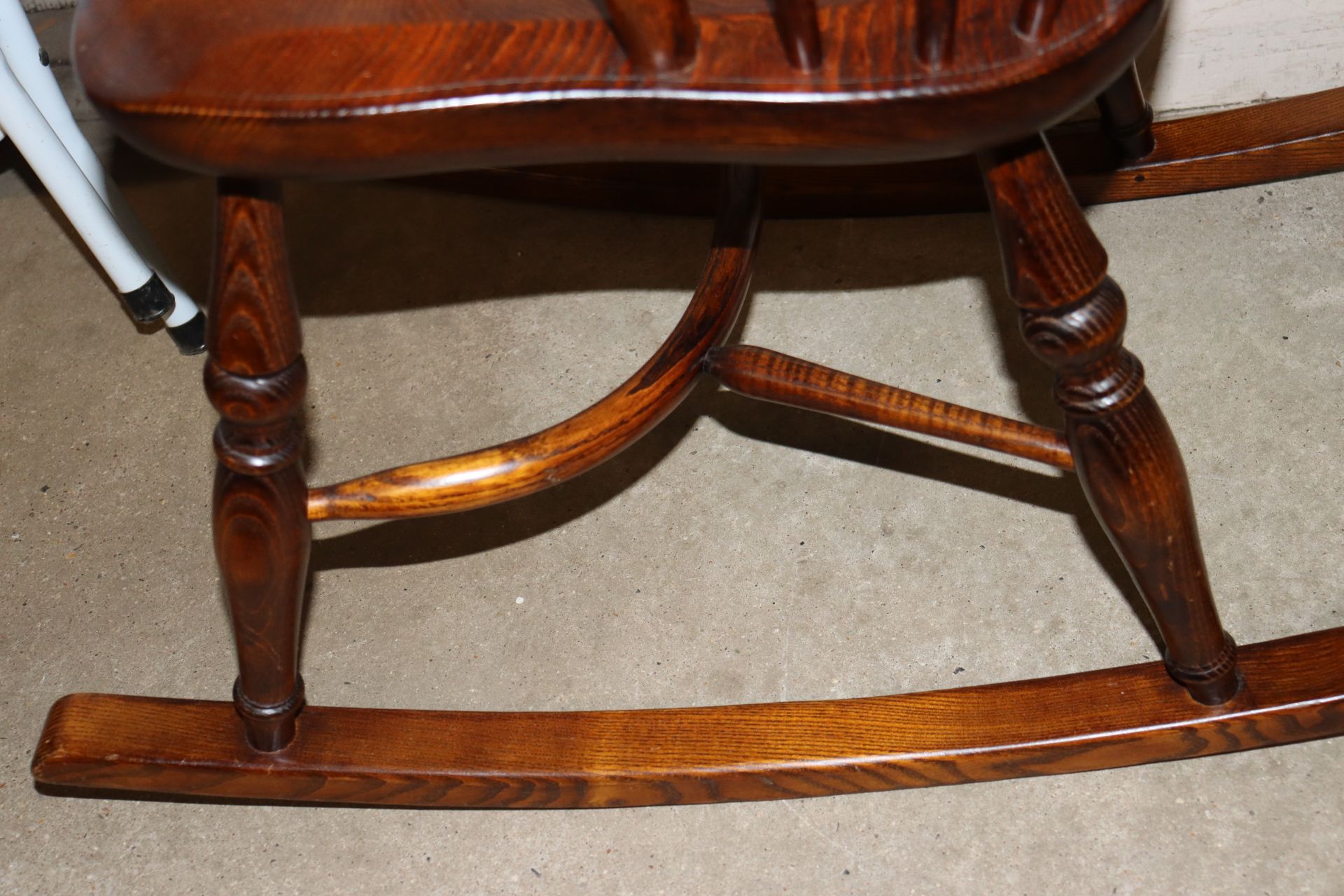 An elm seated Windsor rocking chair - Image 5 of 5