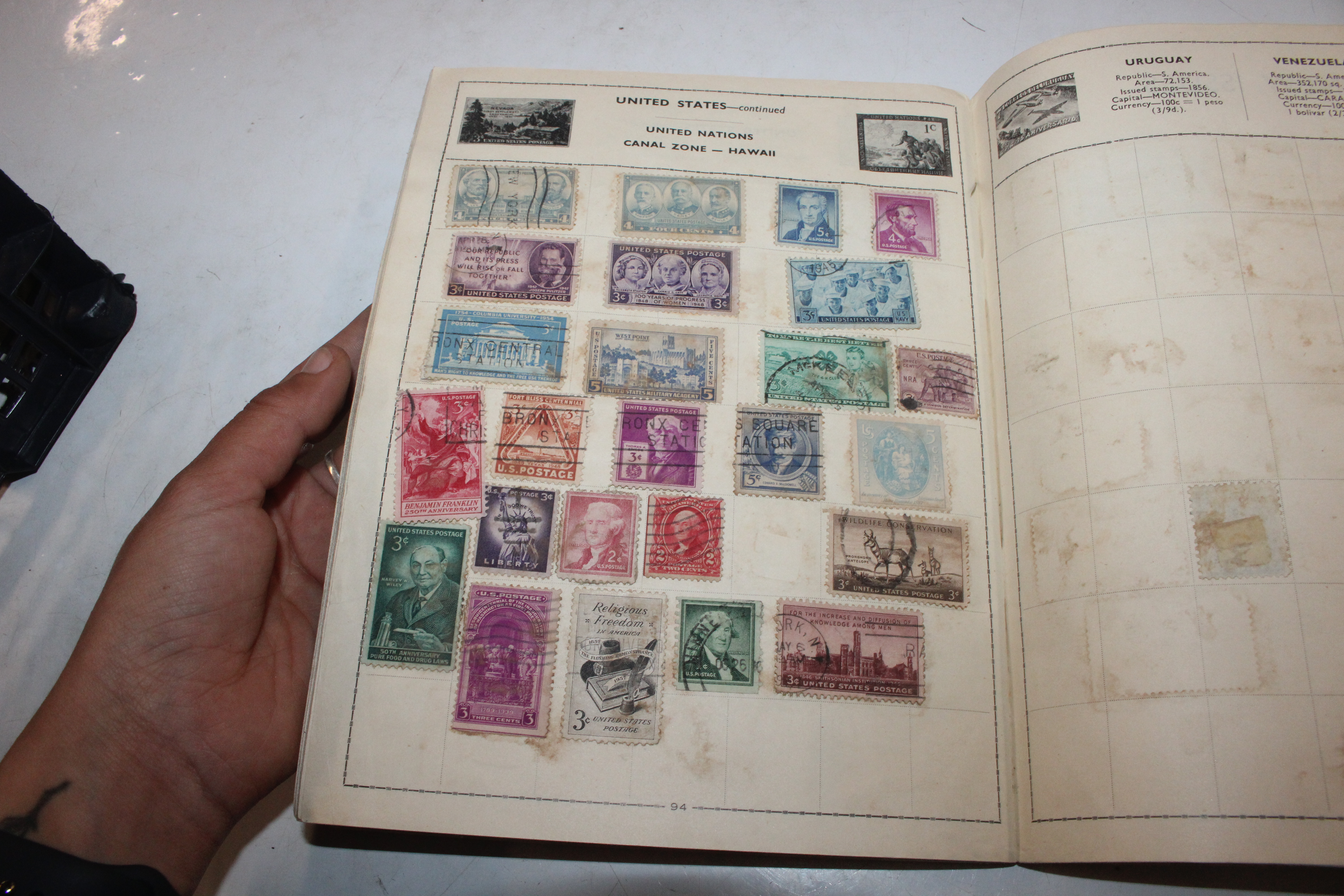 A box containing various glasses, a tin of coinage - Image 22 of 37