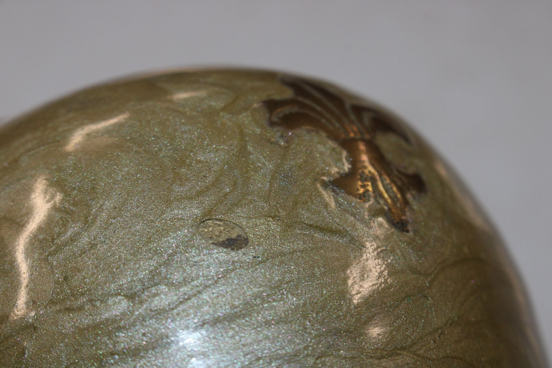 A brass vase with Fleur de Lys decoration - Image 6 of 6