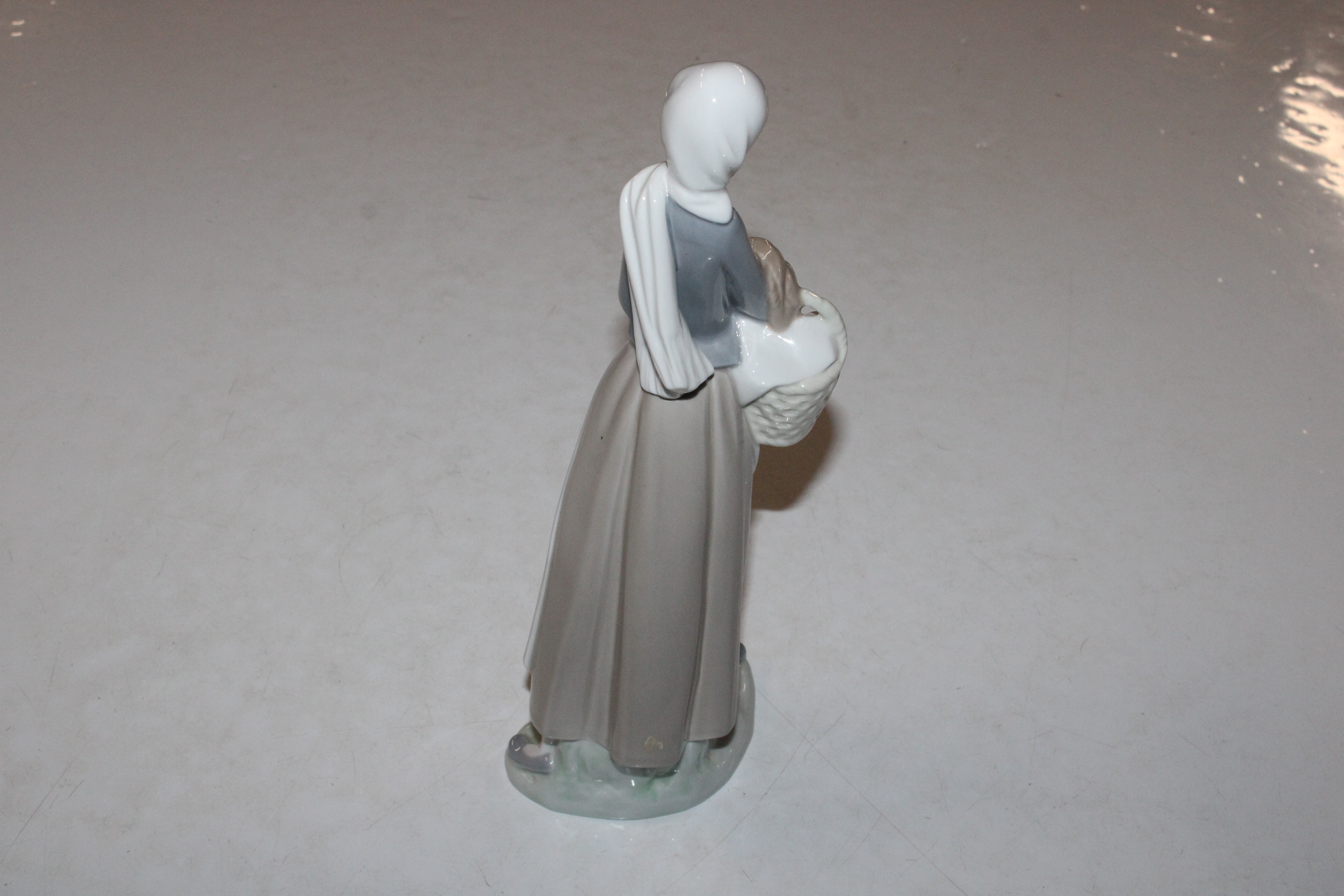Seven Lladro and Nao ornaments - some AF - Image 23 of 24