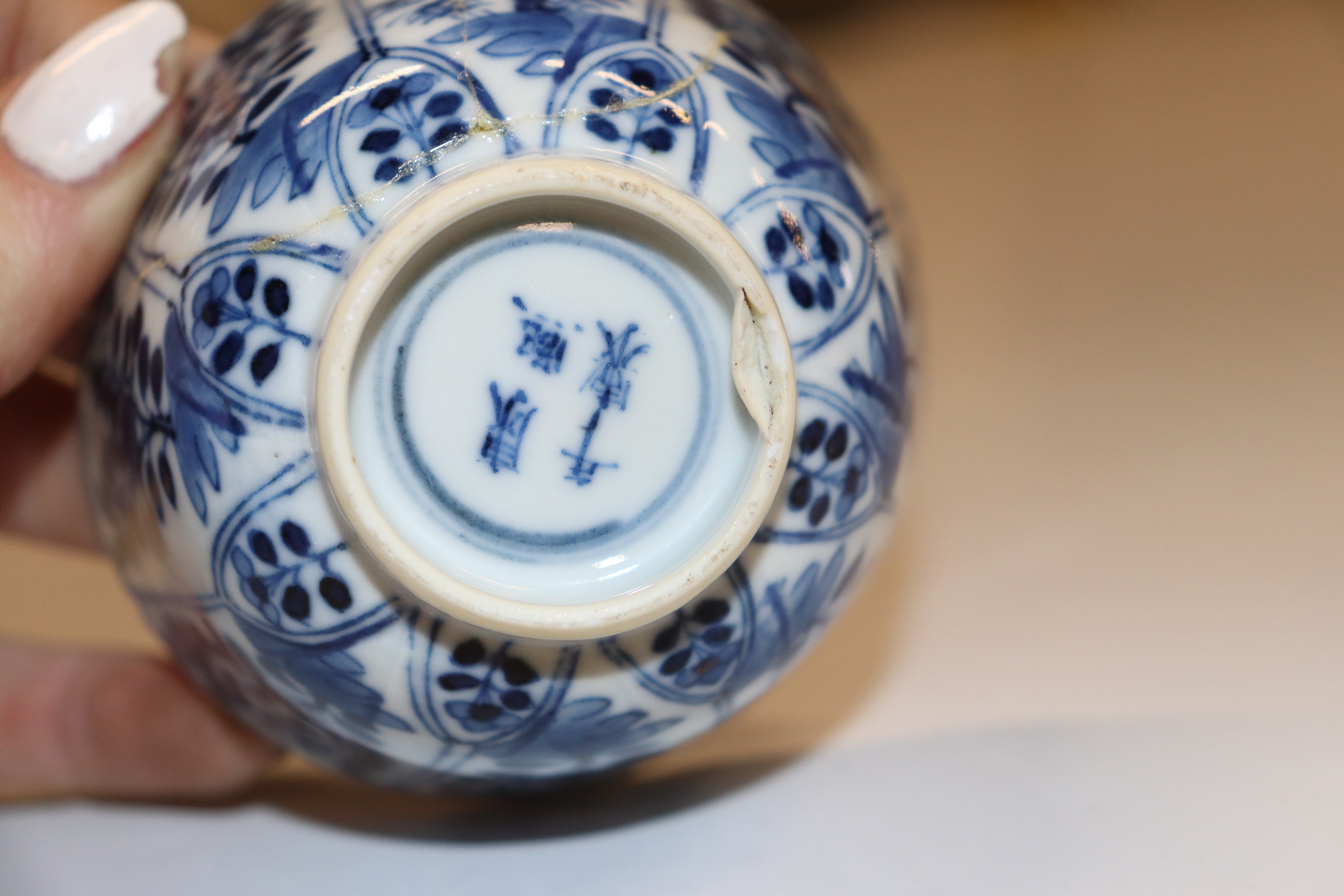 An Oriental blue and white blue decorated with fis - Image 6 of 34
