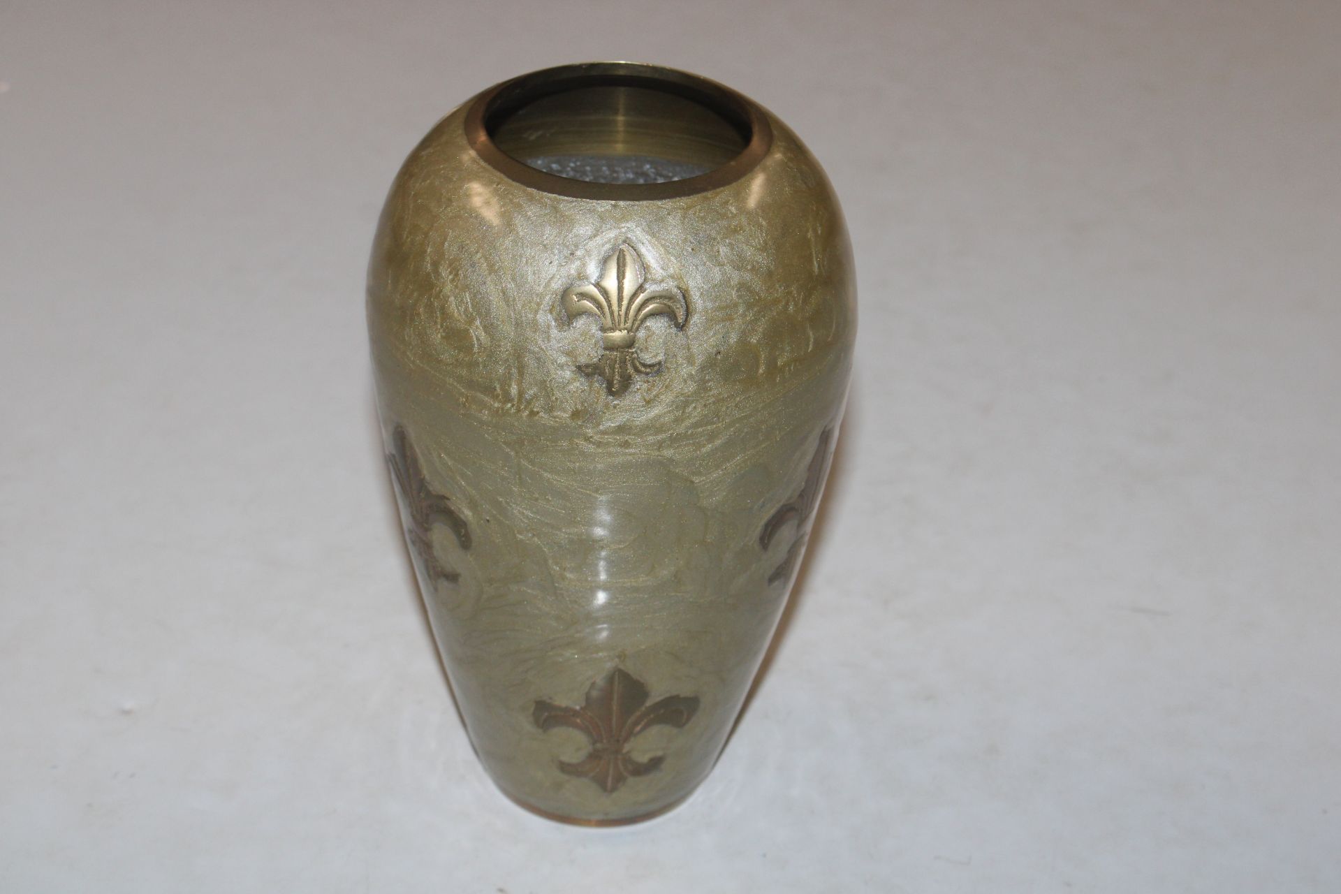 A brass vase with Fleur de Lys decoration - Image 2 of 6