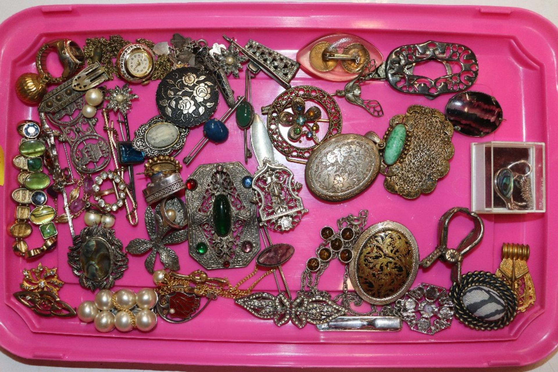 A tray of assorted costume jewellery to include a