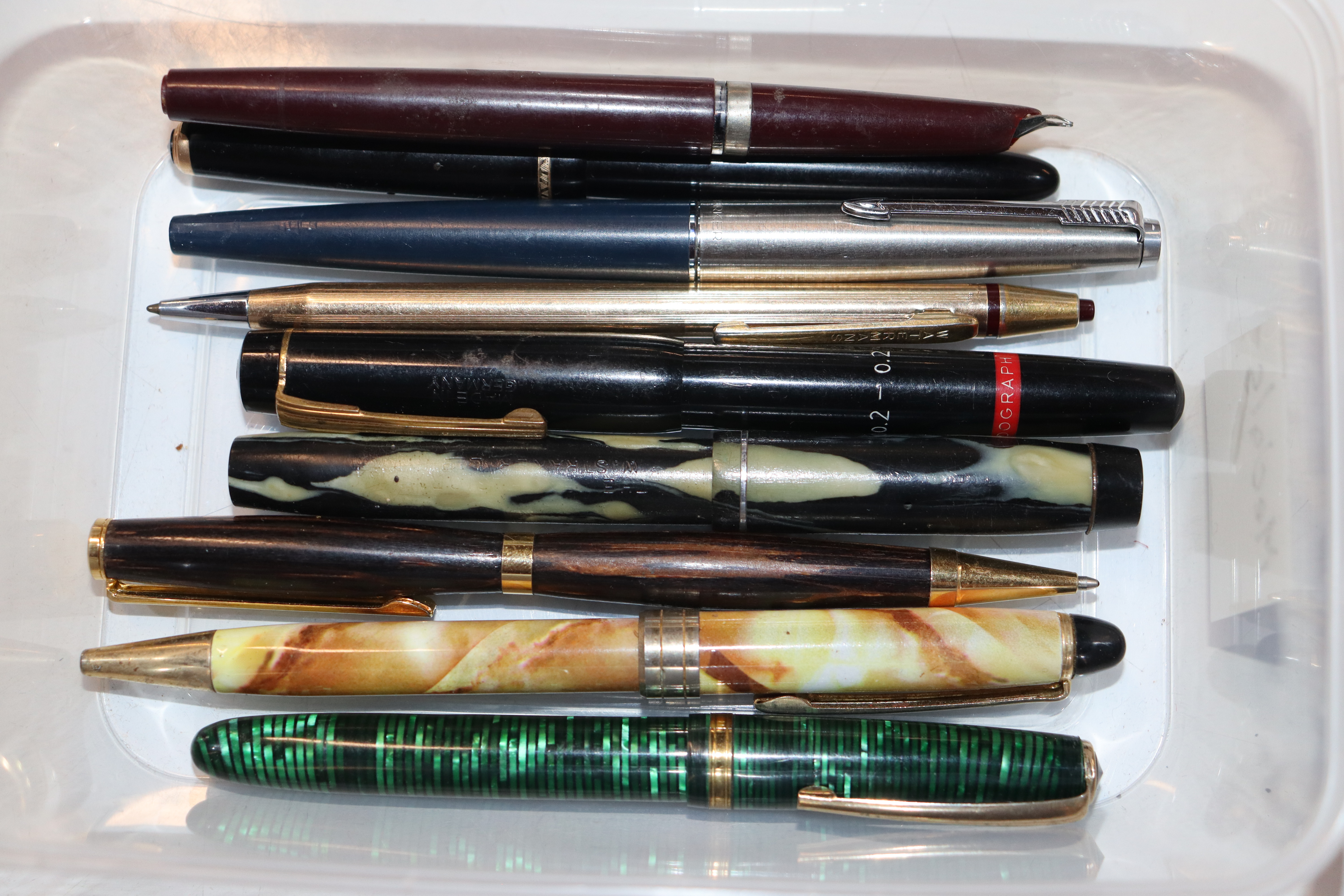 A box of assorted vintage fountain pens, others pe - Image 2 of 17