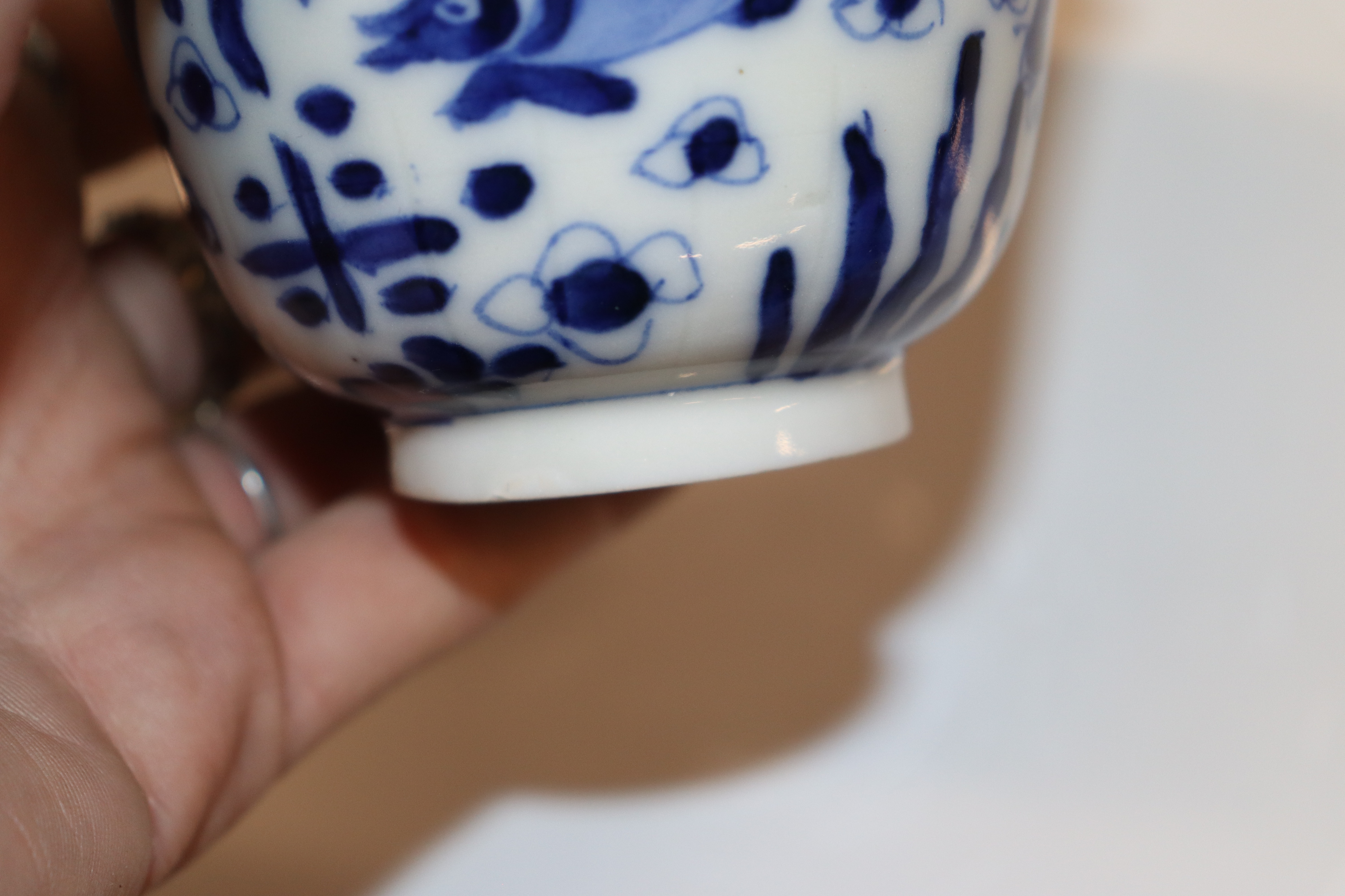 An Oriental blue and white blue decorated with fis - Image 31 of 34