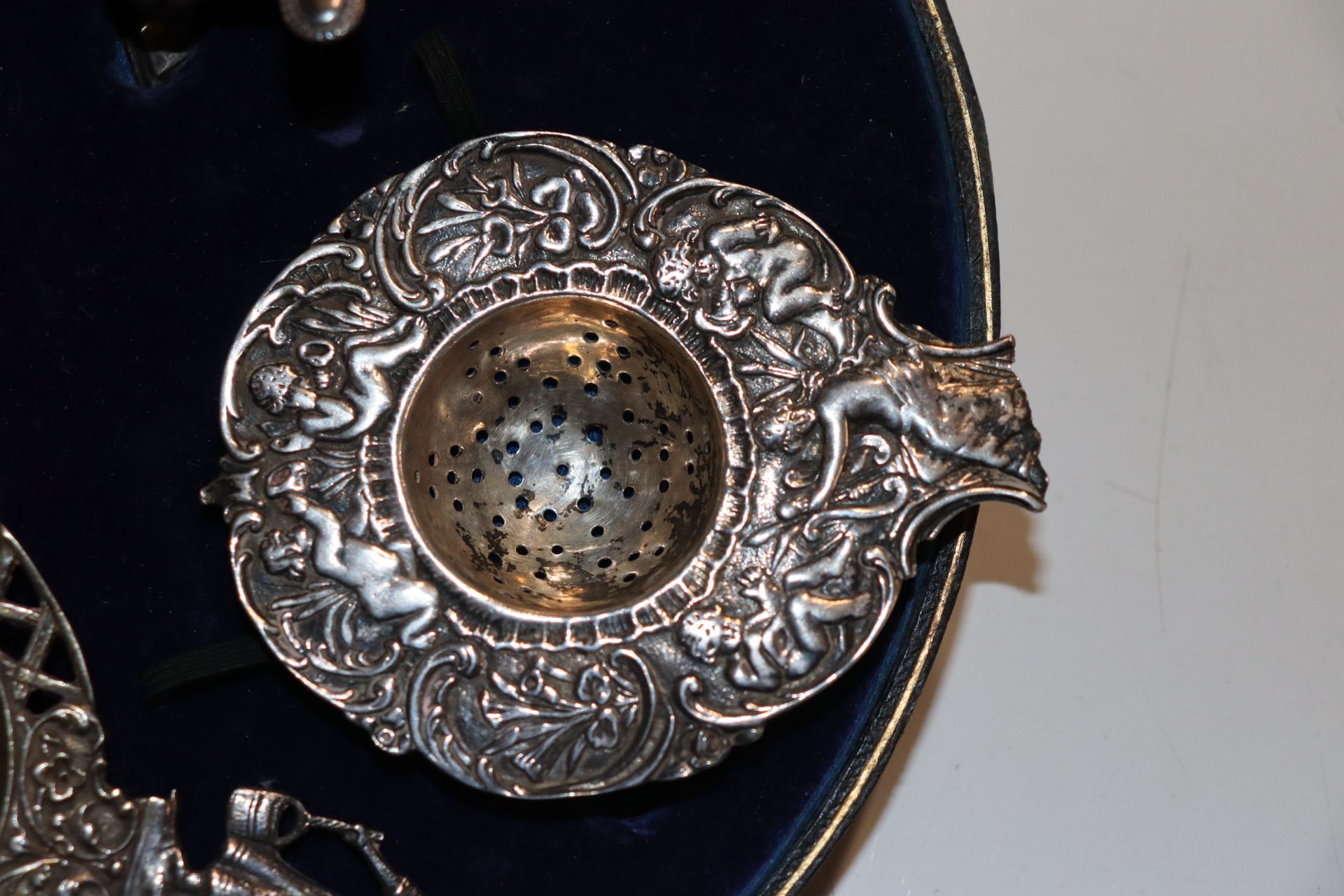 A case containing two silver salts and one spoons, - Image 8 of 11