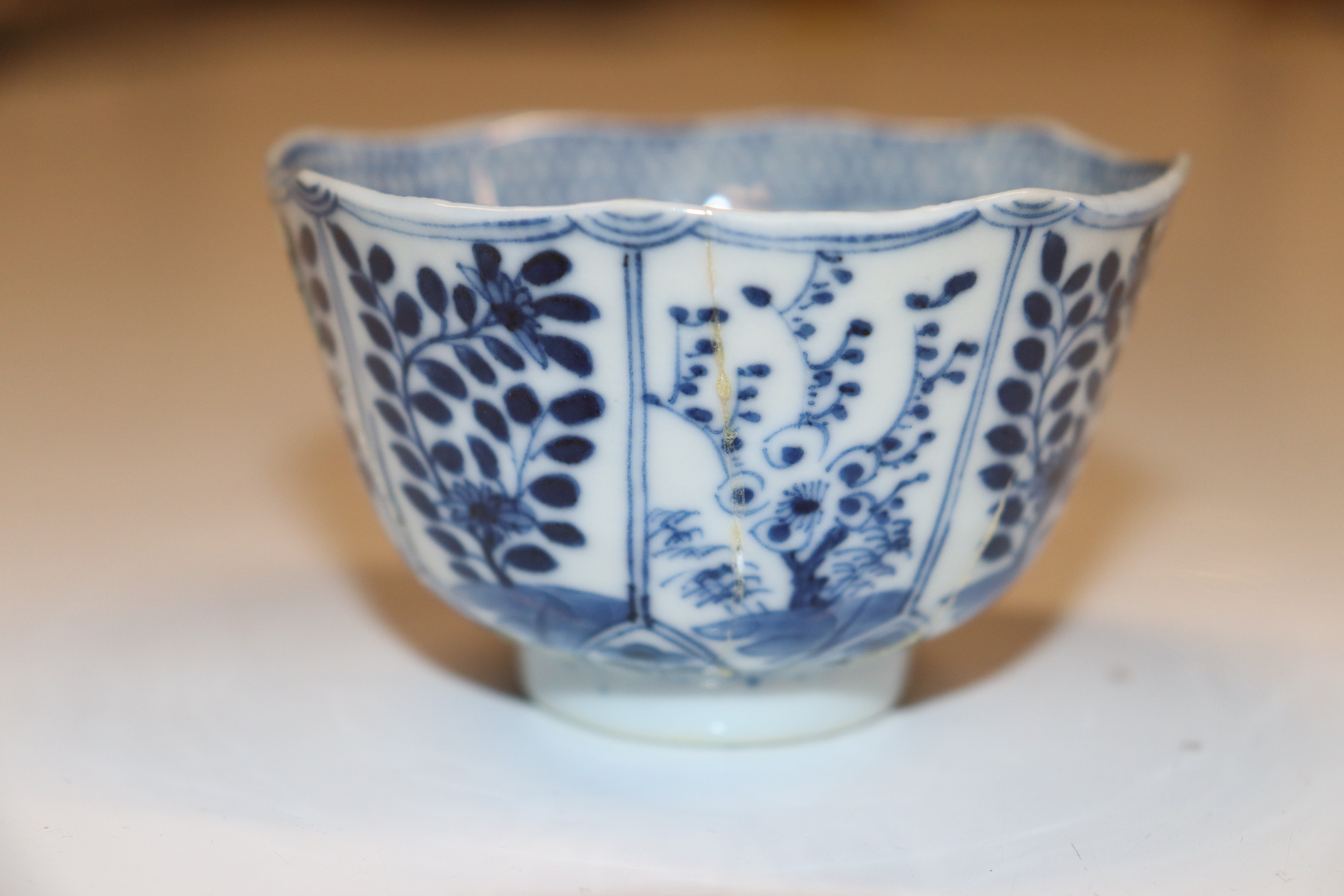 An Oriental blue and white blue decorated with fis - Image 5 of 34