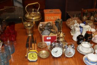 A quantity of various metalware to include vintage