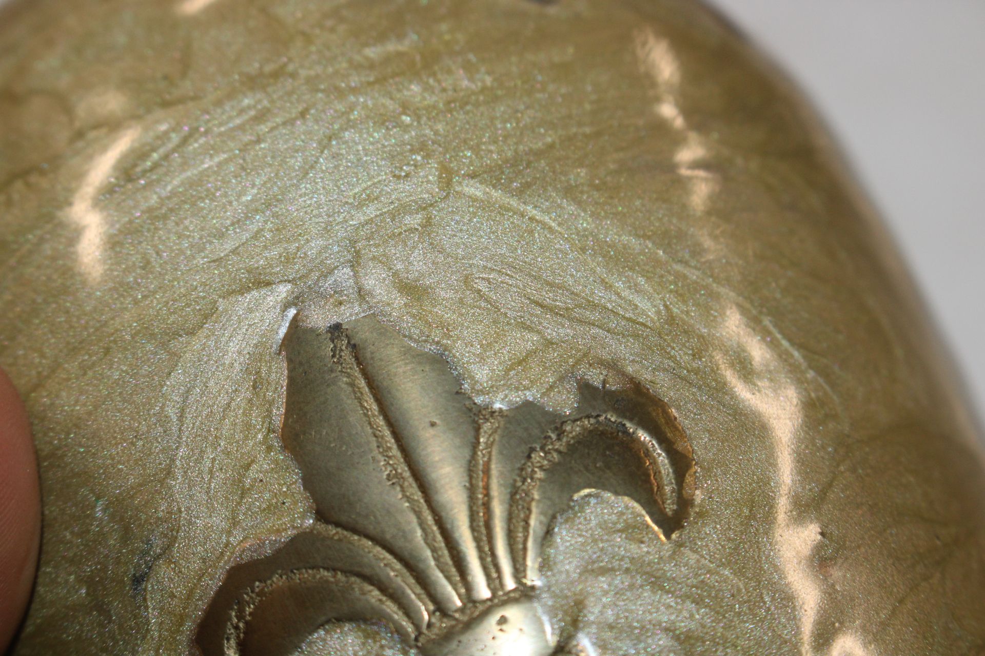 A brass vase with Fleur de Lys decoration - Image 5 of 6