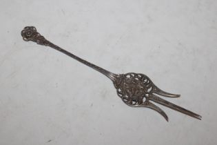 An ornate pierced silver pickle fork, approx. 26gm
