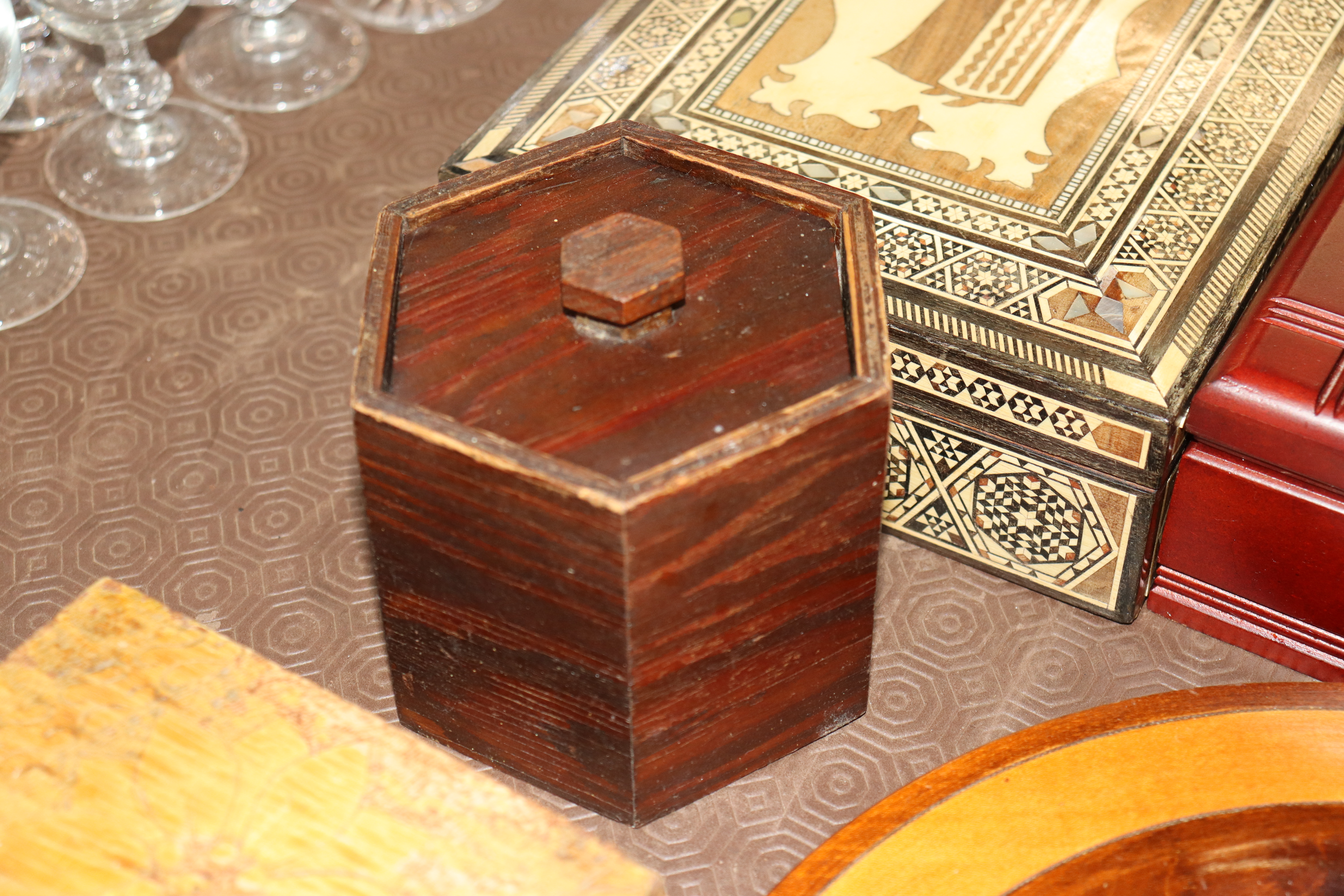 A decorative wooden plate; a jewellery box and var - Image 3 of 5