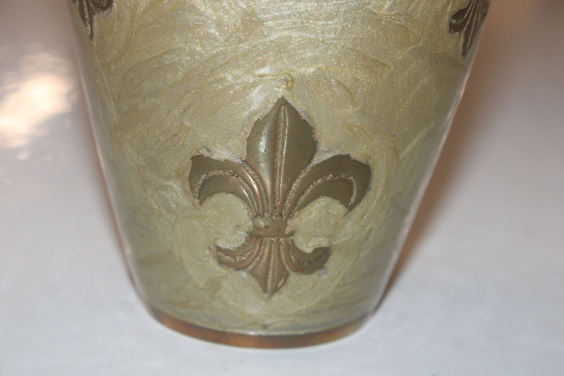 A brass vase with Fleur de Lys decoration - Image 3 of 6