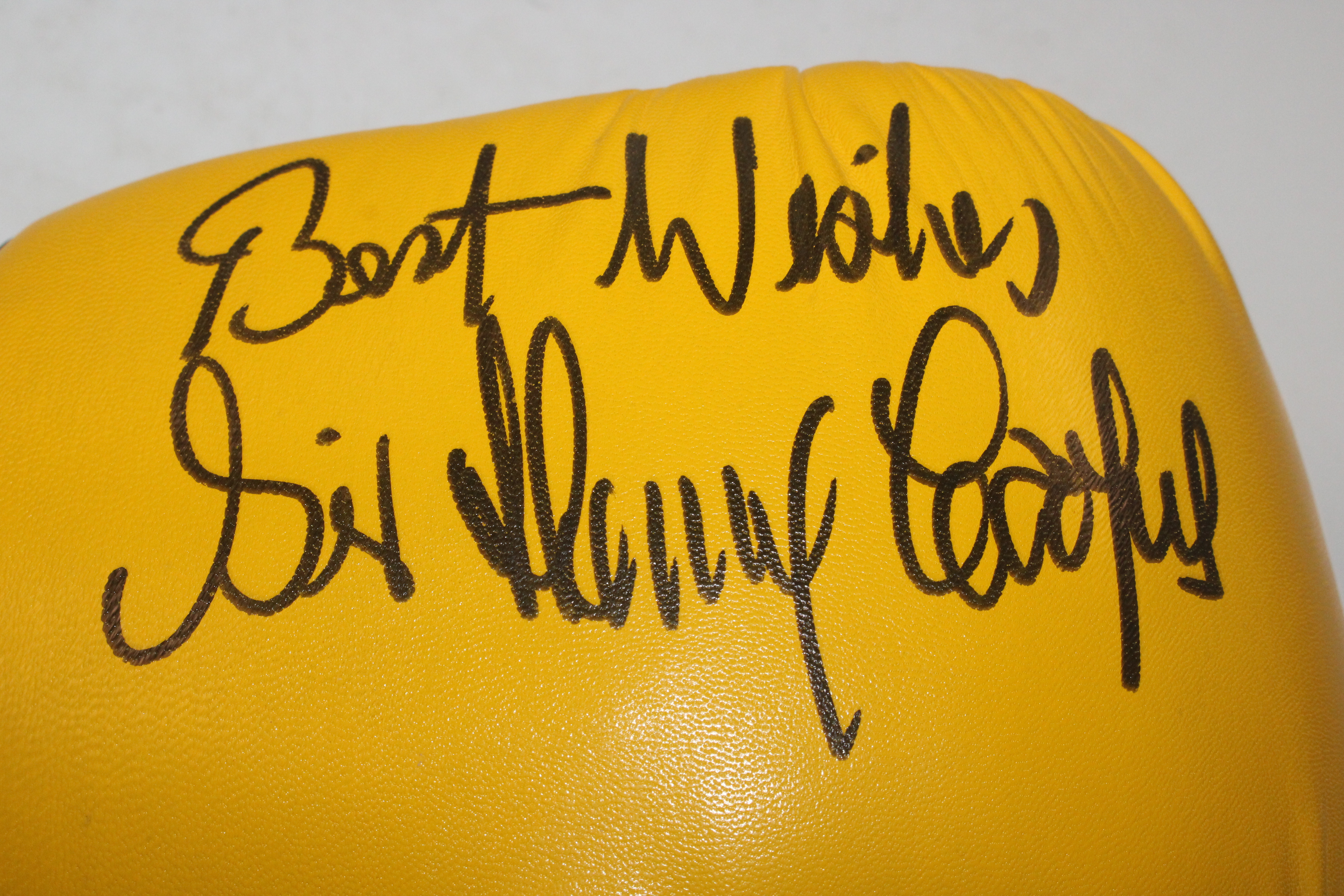 A pair of boxing gloves, signed "With Best Wishes, - Bild 6 aus 6