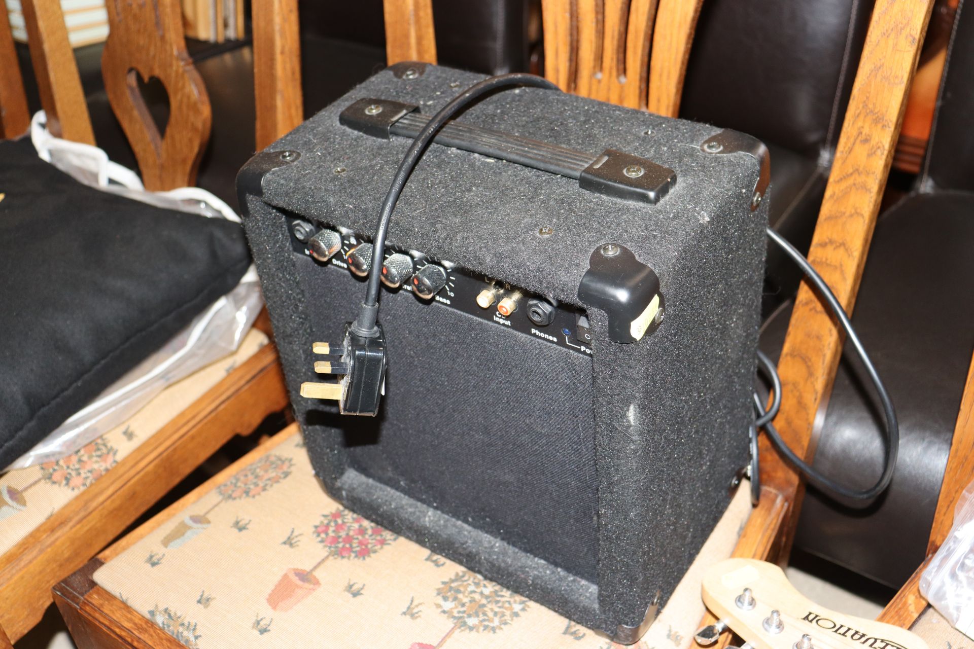 An electric guitar and amplifier - Image 3 of 3