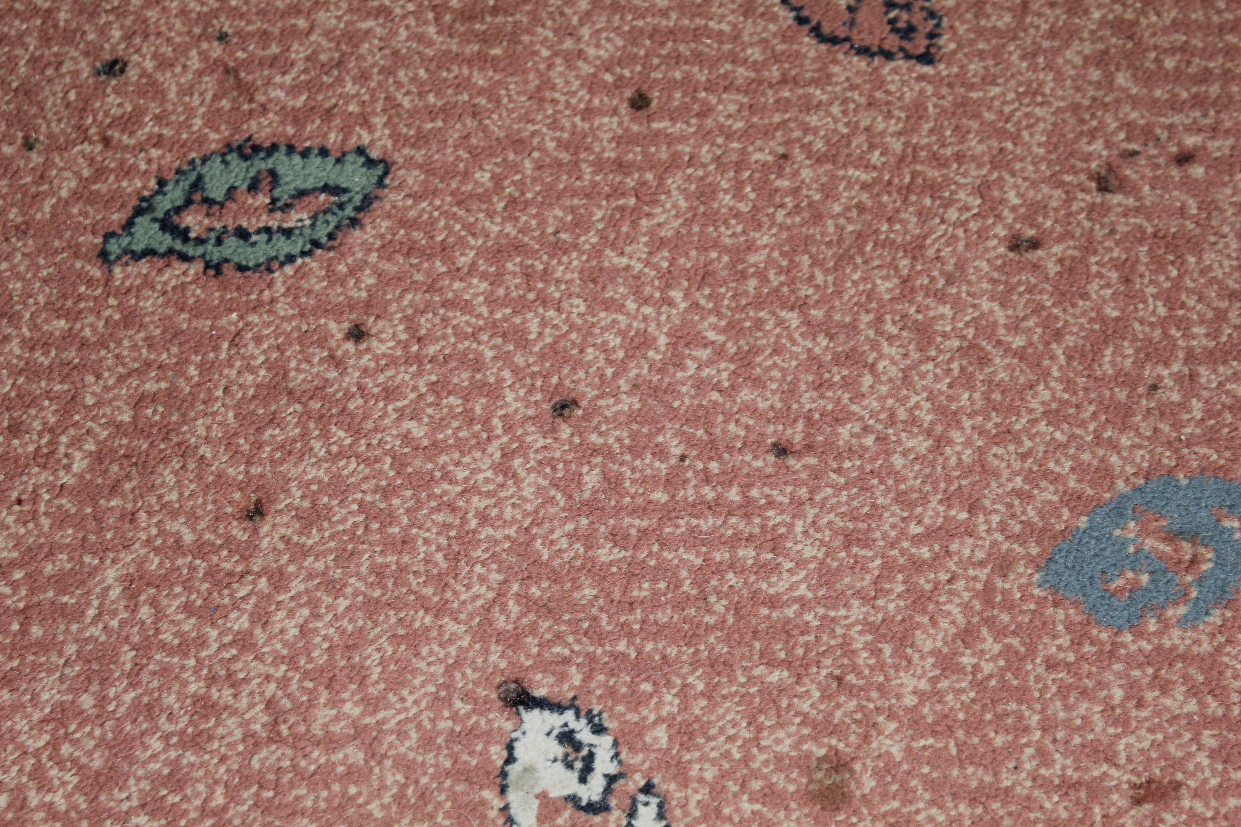 An approx. 5" x 2'8" pink pattered rug AF - Image 4 of 6