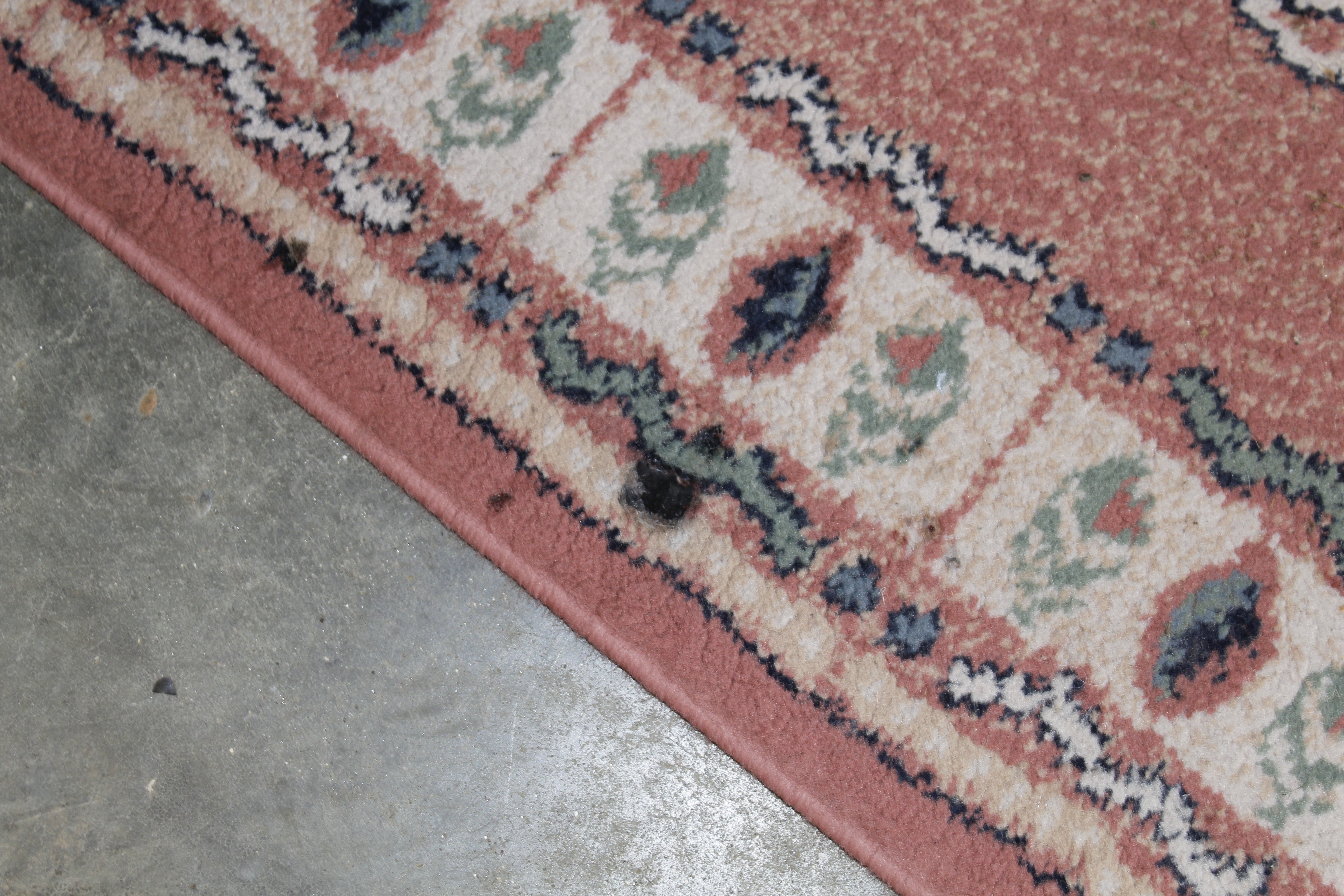 An approx. 5" x 2'8" pink pattered rug AF - Image 3 of 6