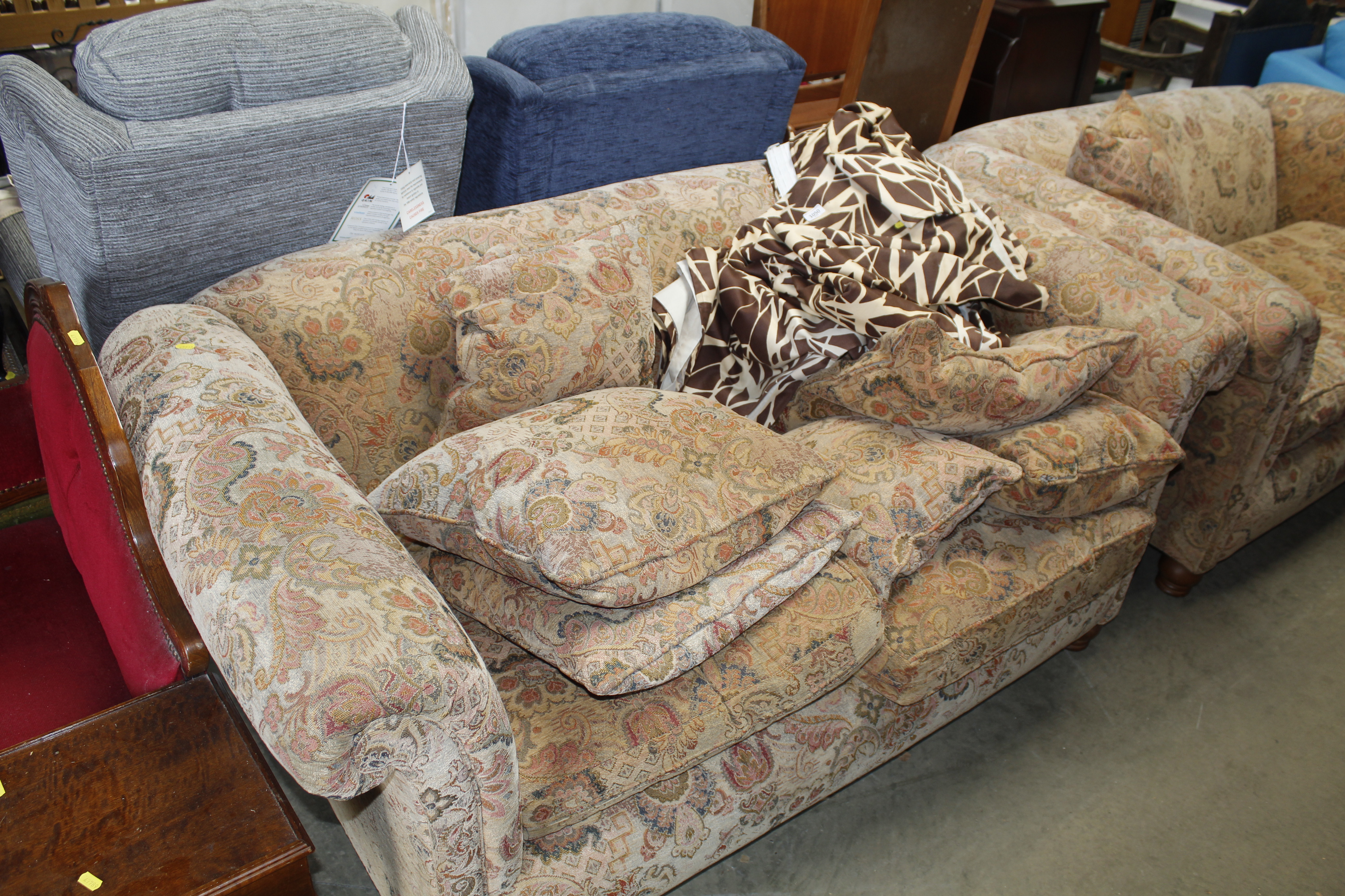 A pair of floral upholstered two seater settee - Image 3 of 3