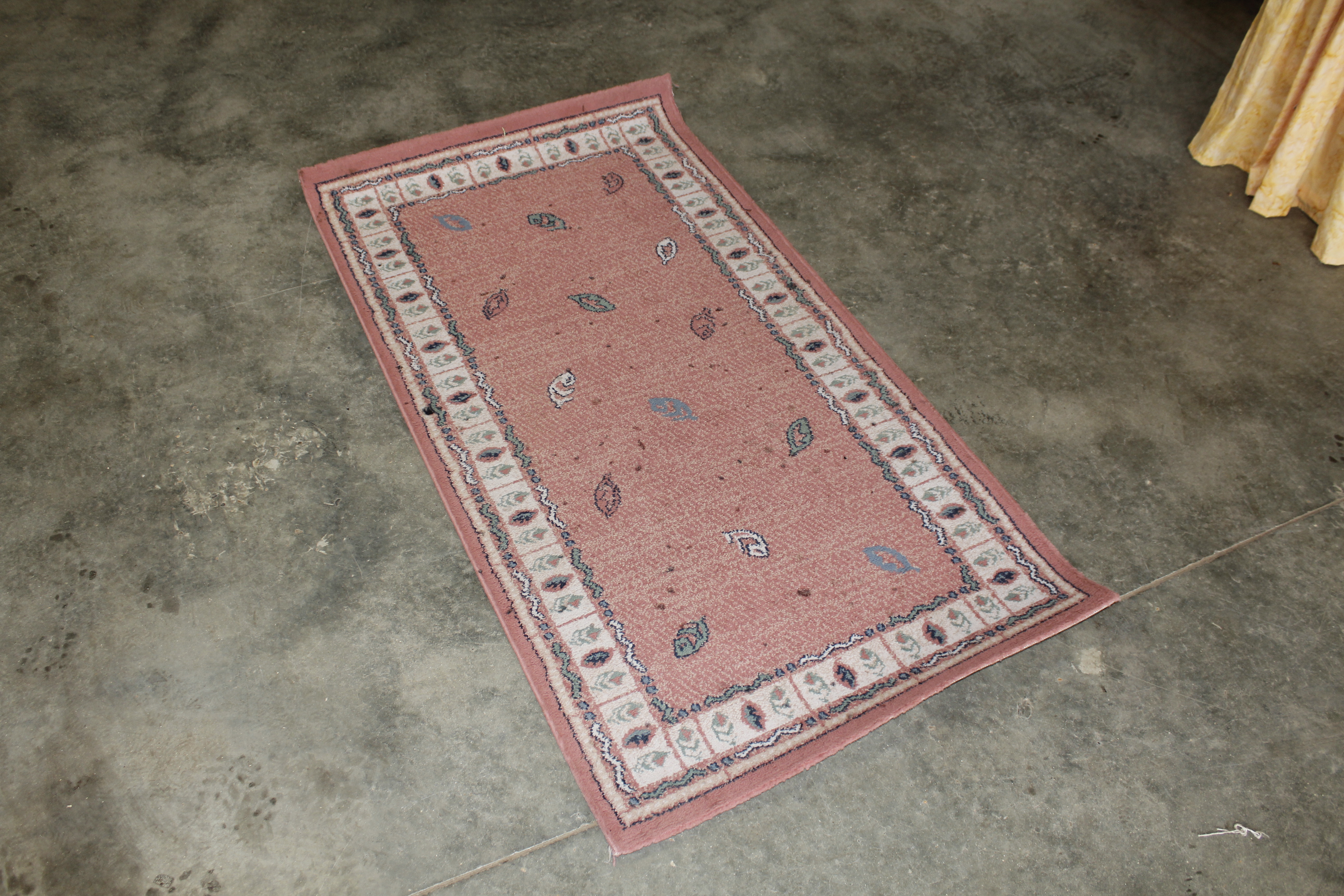 An approx. 5" x 2'8" pink pattered rug AF