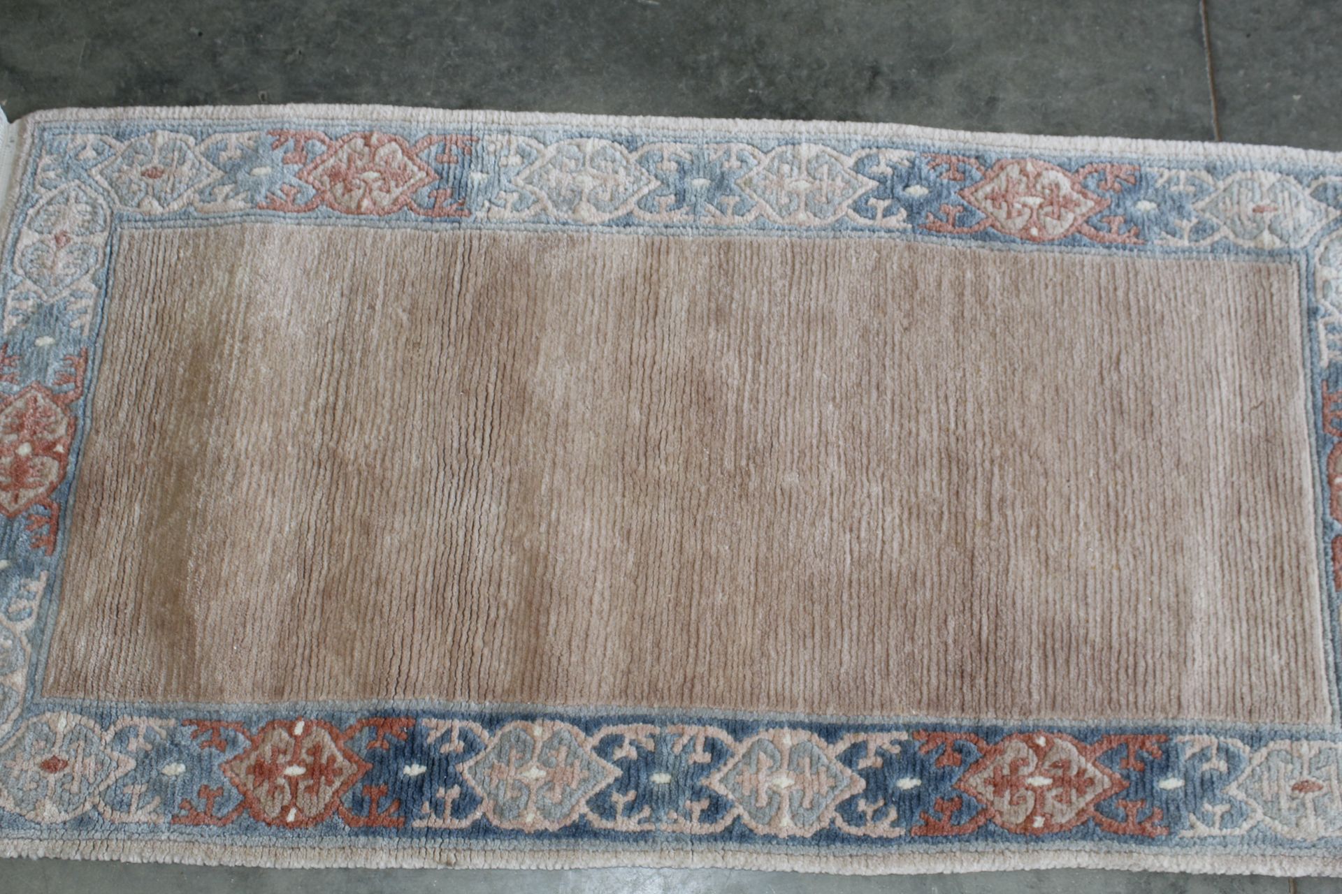 An approx. 5" x 2'4" patterned rug - Image 2 of 3