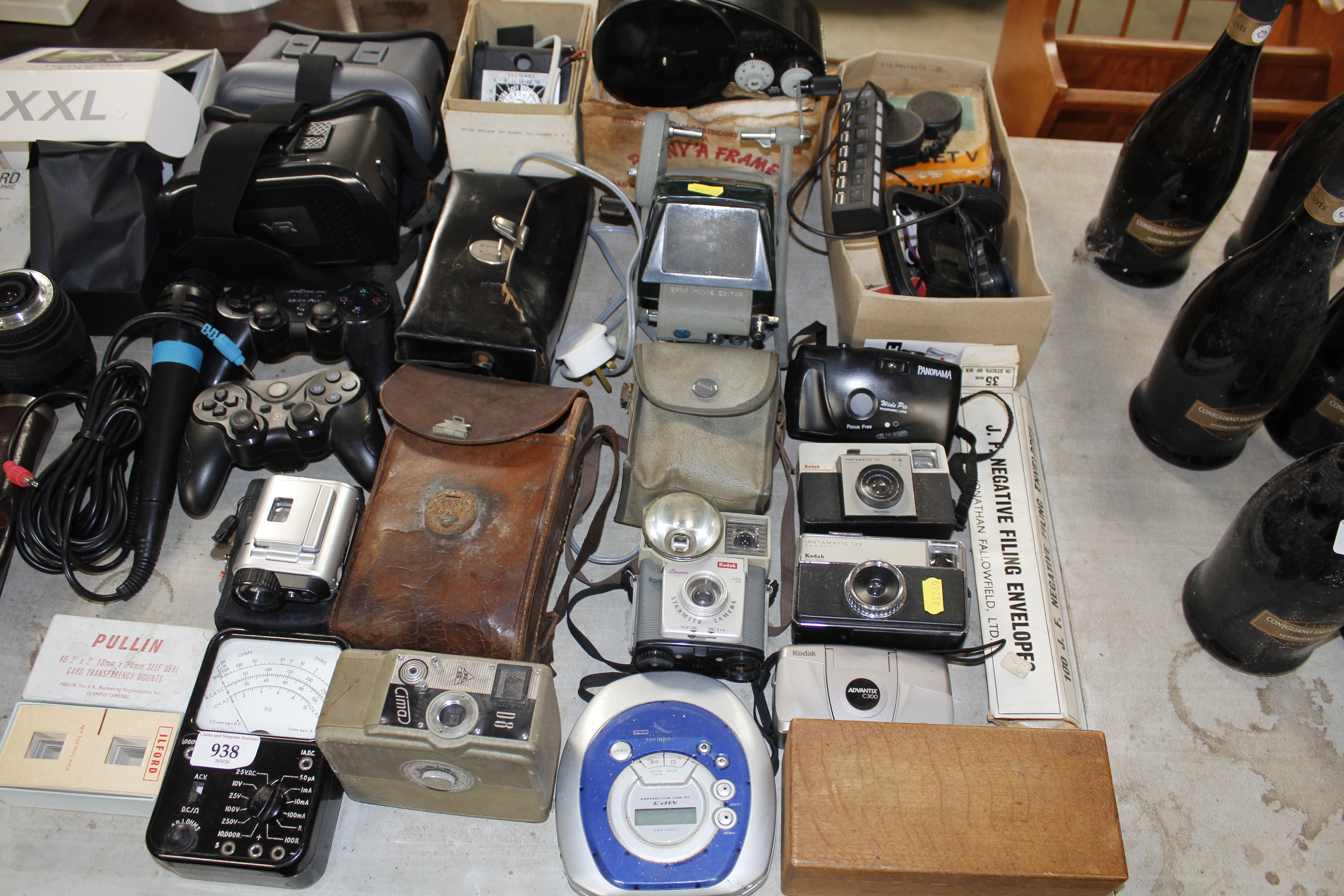 A collection of vintage and other cameras, various - Image 3 of 3