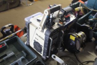 A Makita BMR101 cordless radio unit with charger (