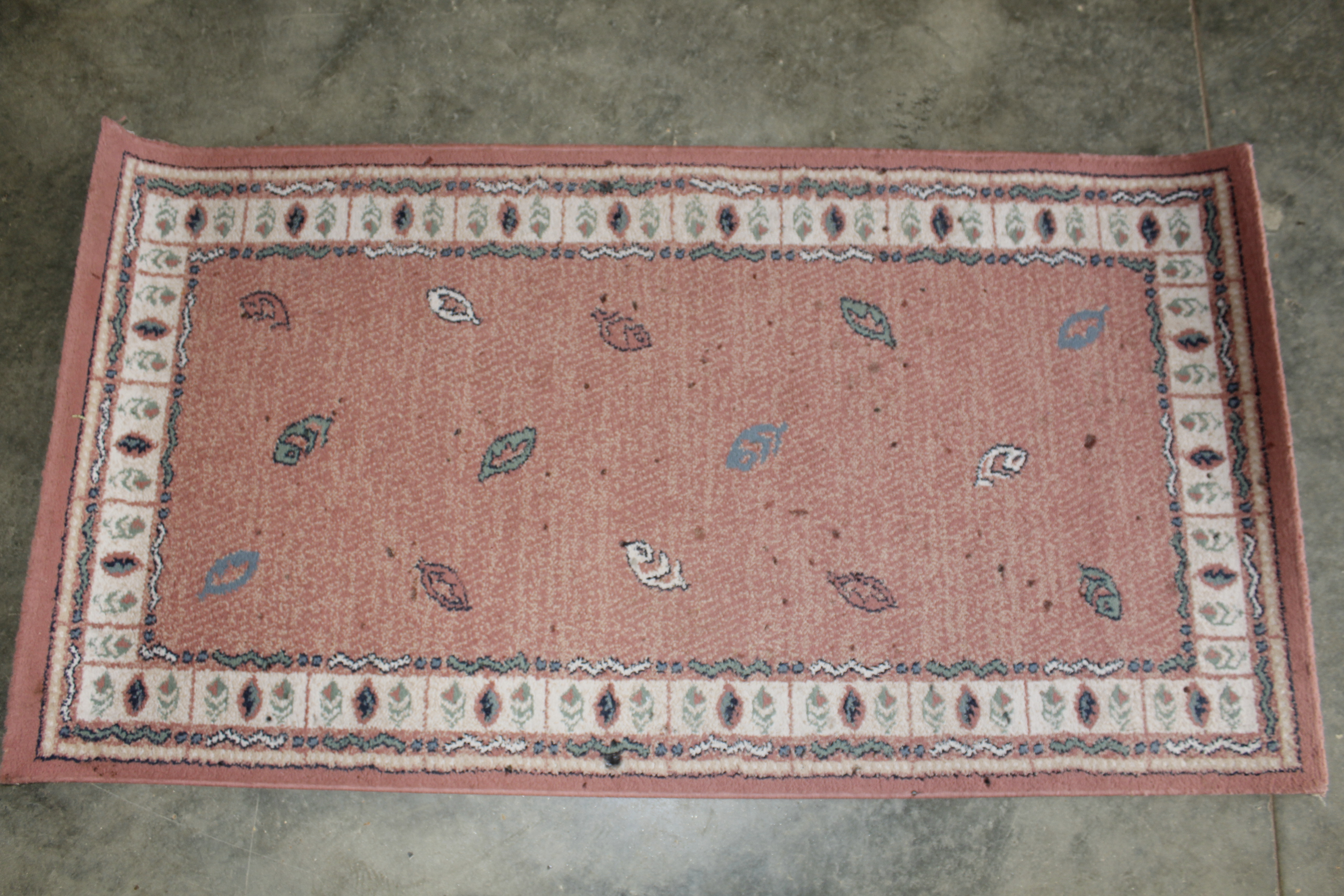 An approx. 5" x 2'8" pink pattered rug AF - Image 2 of 6