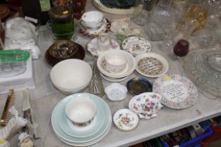 A collection of decorative china to include variou