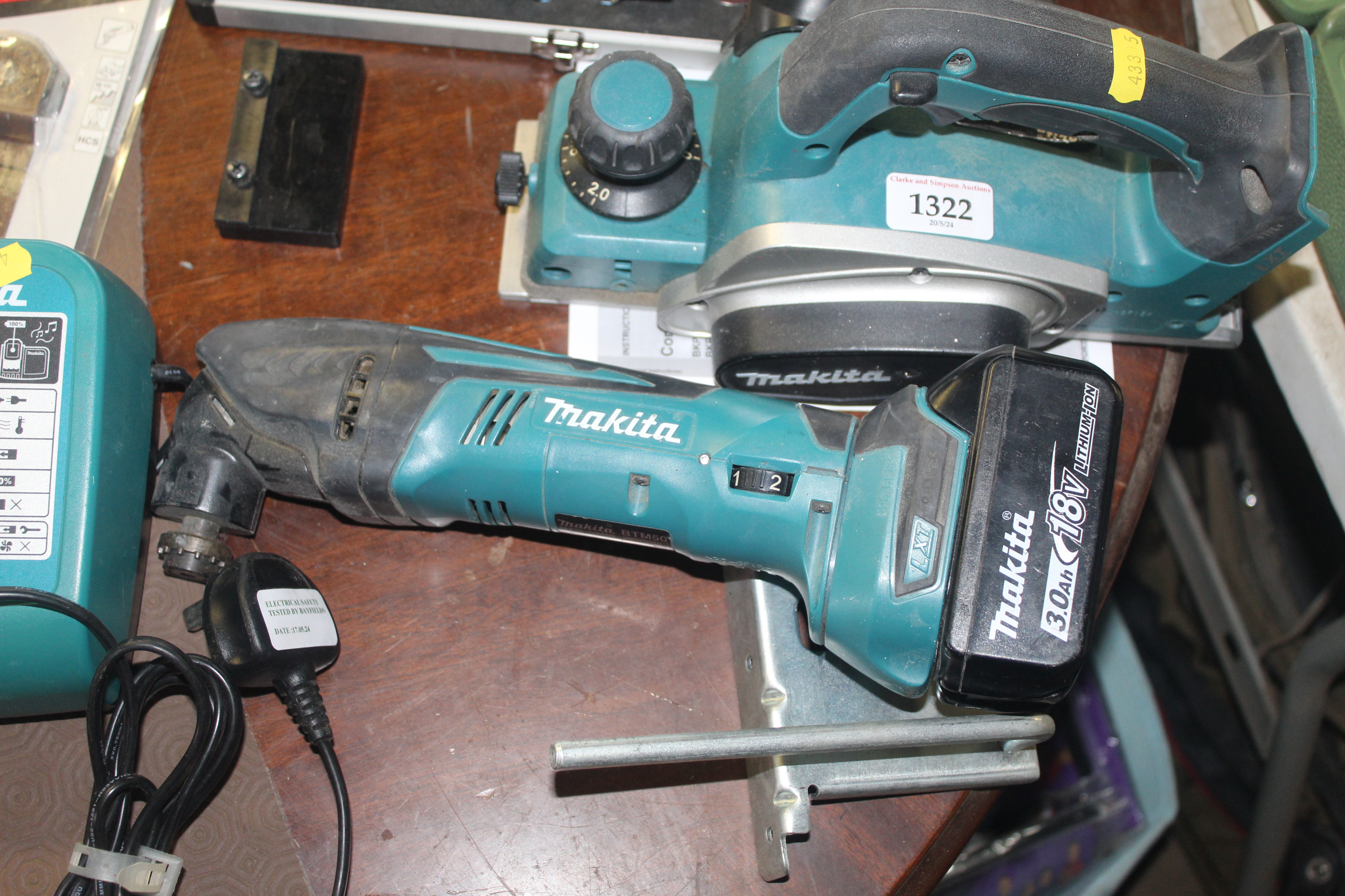 A Makita BKP180 cordless electric planer with manu - Image 2 of 3