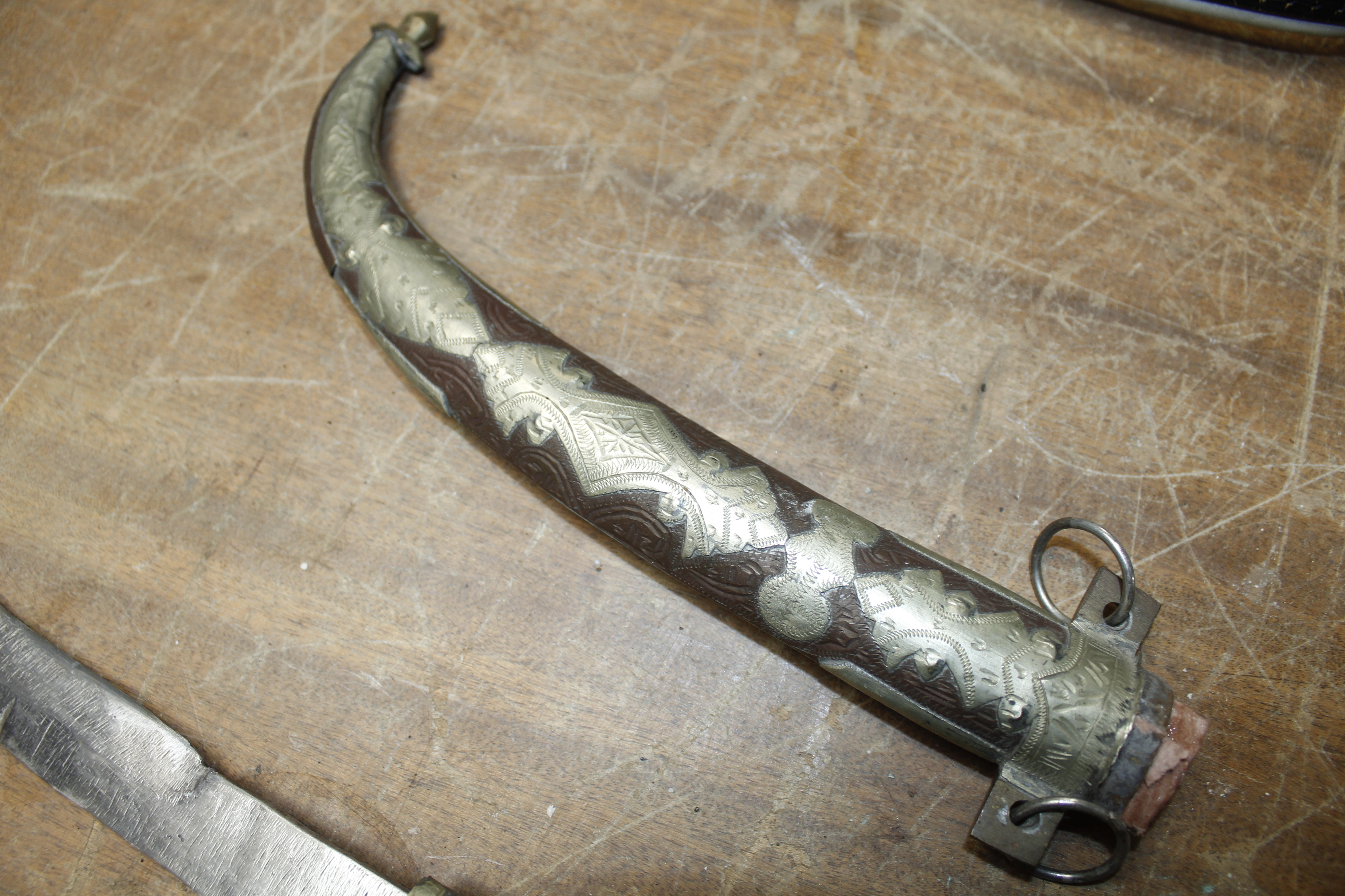 A decorative curved dagger and scabbard - Image 3 of 3