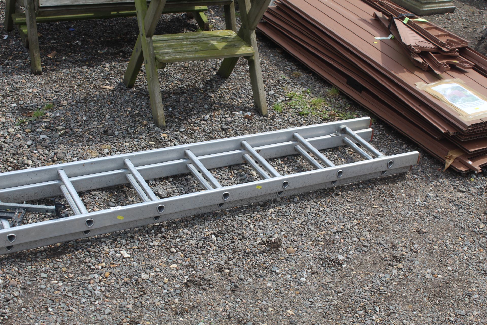 An aluminium extending ladder - Image 3 of 3