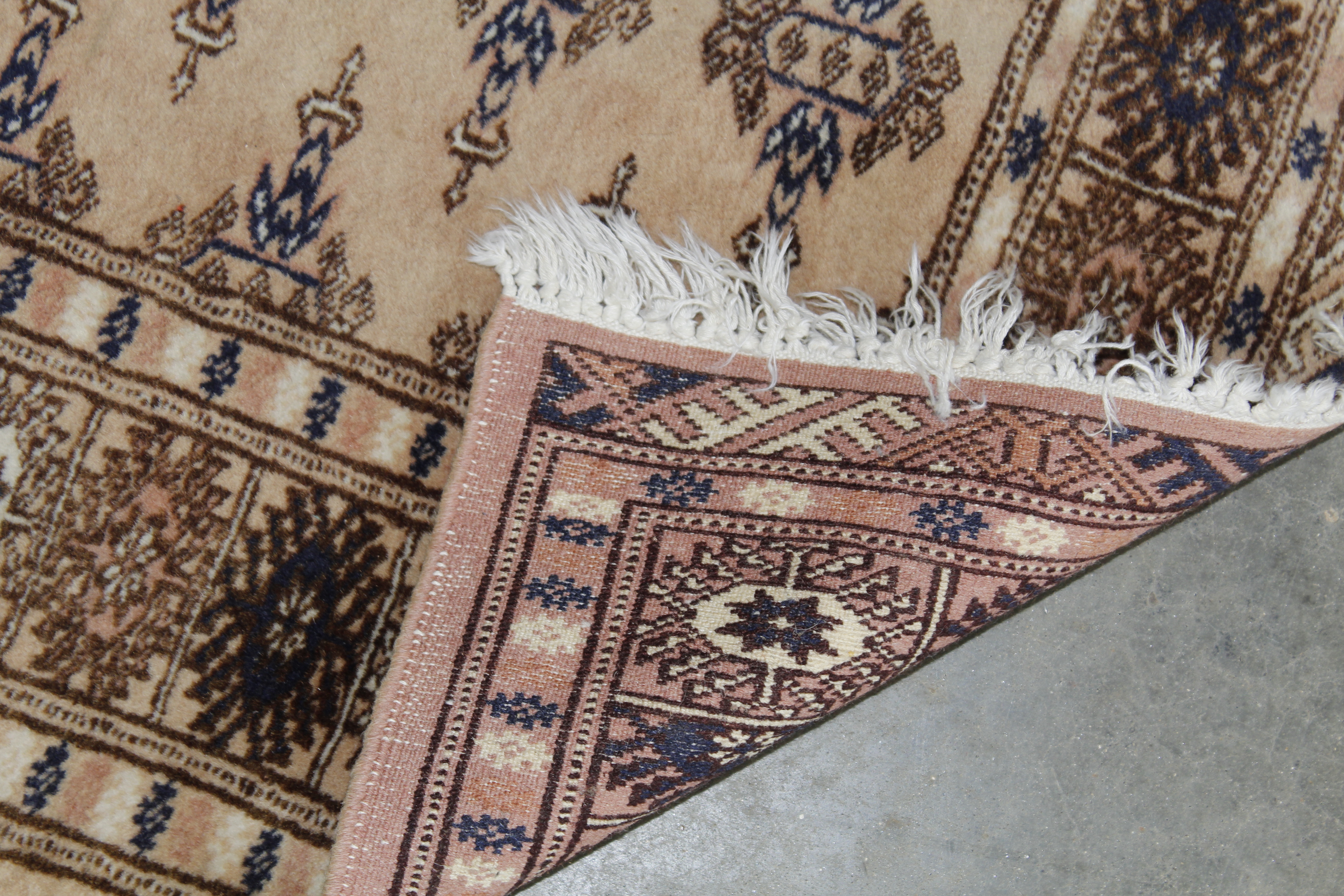 An approx. 3'3" x 2'2" Eastern patterned rug - Image 3 of 3