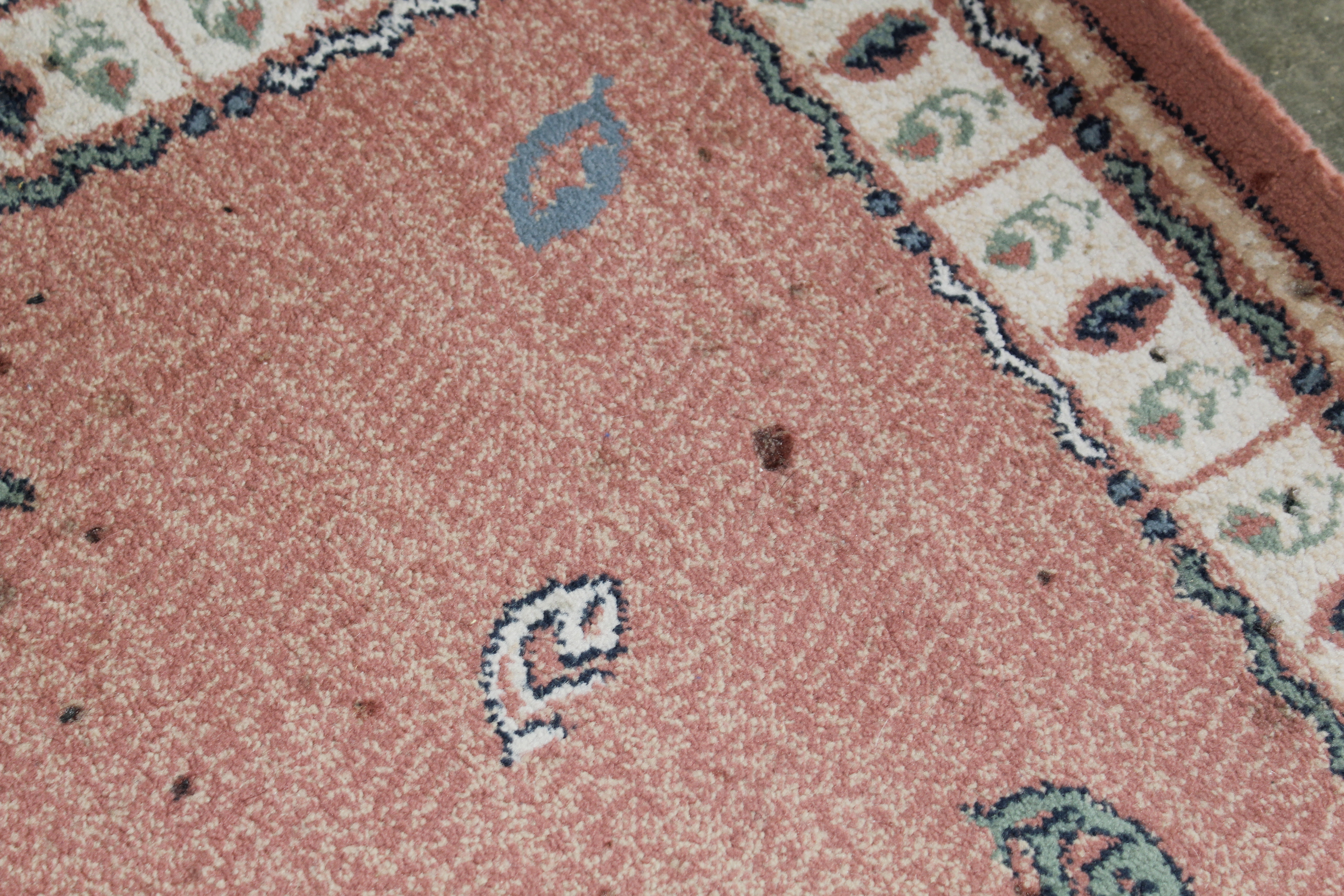 An approx. 5" x 2'8" pink pattered rug AF - Image 5 of 6