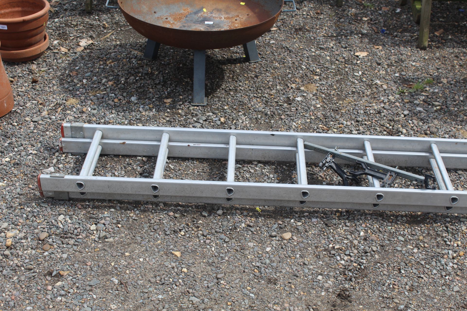 An aluminium extending ladder - Image 2 of 3