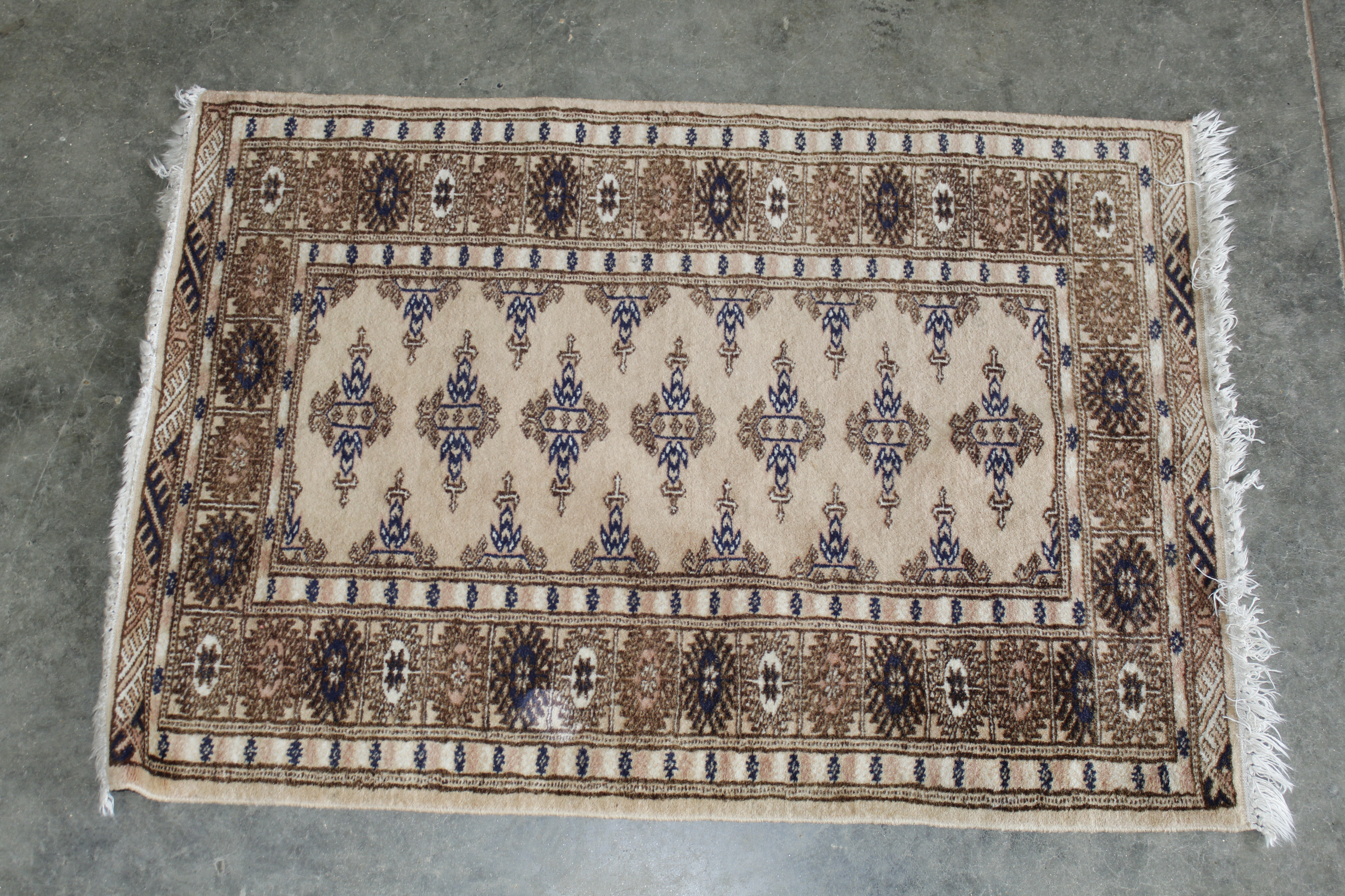An approx. 3'3" x 2'2" Eastern patterned rug - Image 2 of 3