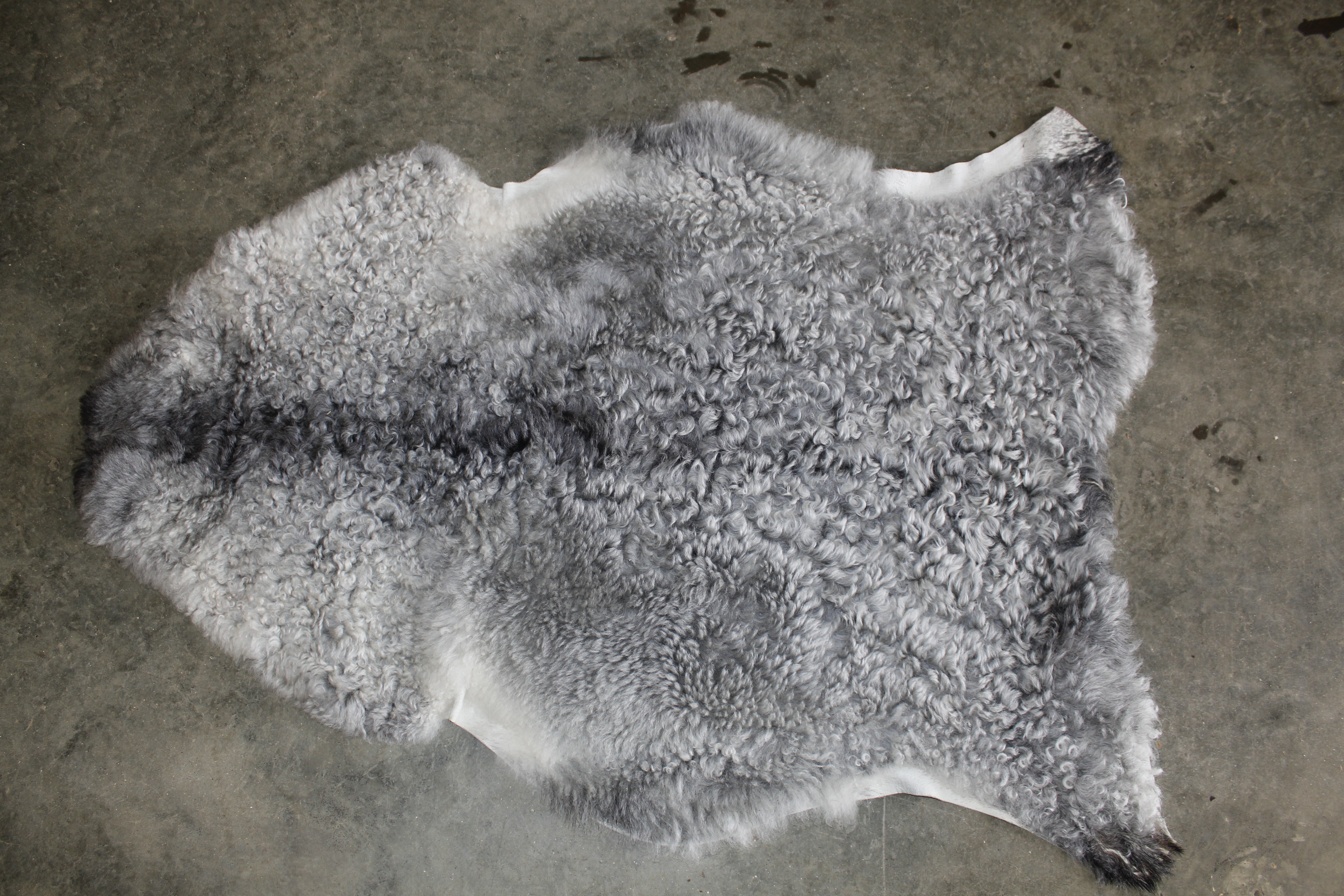 An approx. 4" x 2'8" sheepskin rug - Image 2 of 3