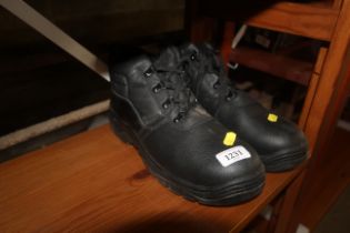 A pair of safety work boots (size 9)