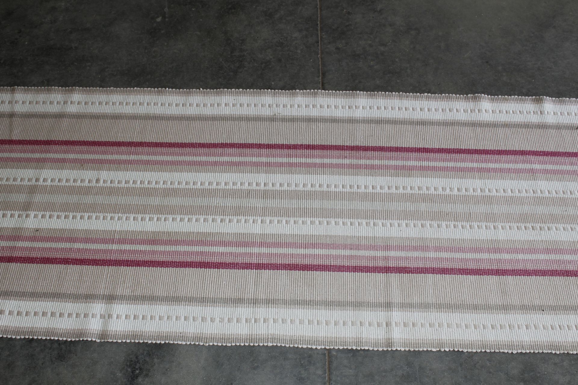 An approx. 7'10 x 2'5 modern patterned rug - Image 2 of 4