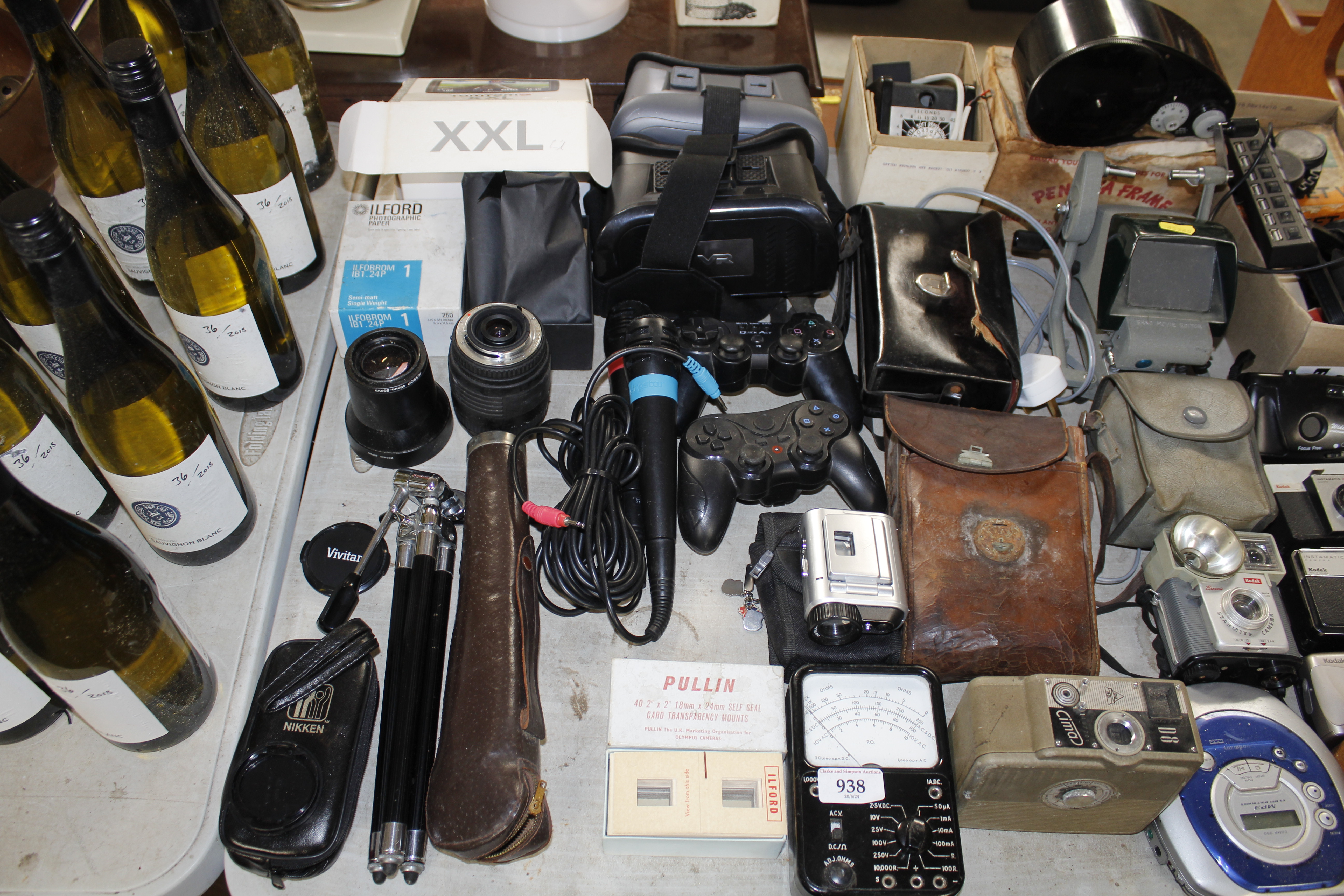 A collection of vintage and other cameras, various - Image 2 of 3