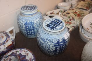 A pair of Chinese blue and white ginger jars