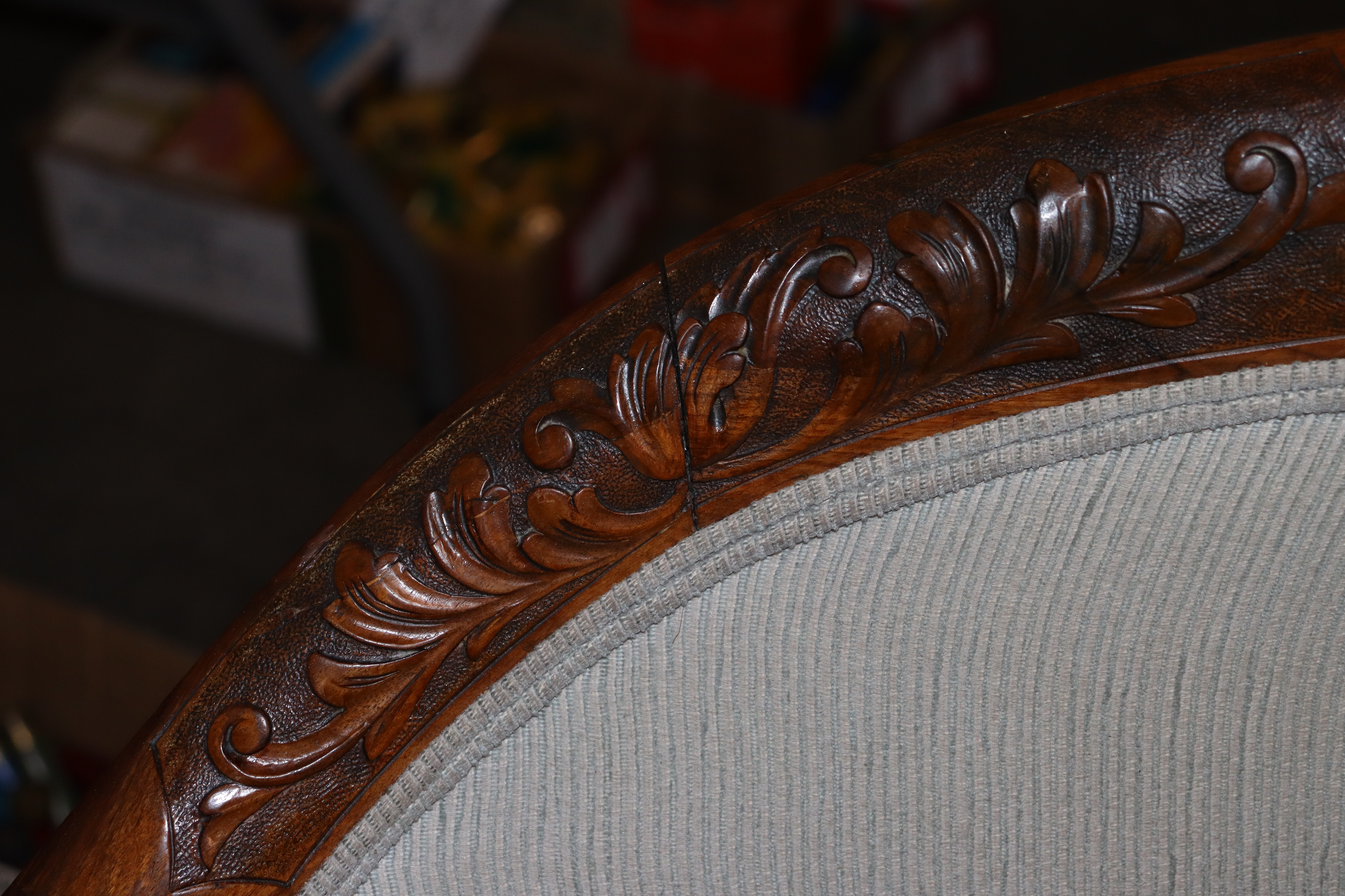 An early 20th Century carved walnut salon suite, comprising curved three seater settee with - Bild 5 aus 5