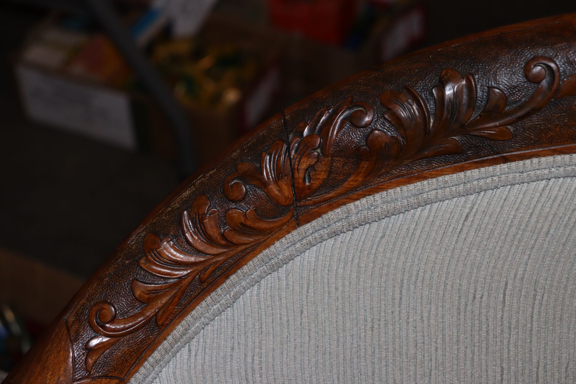 An early 20th Century carved walnut salon suite, comprising curved three seater settee with - Image 5 of 5