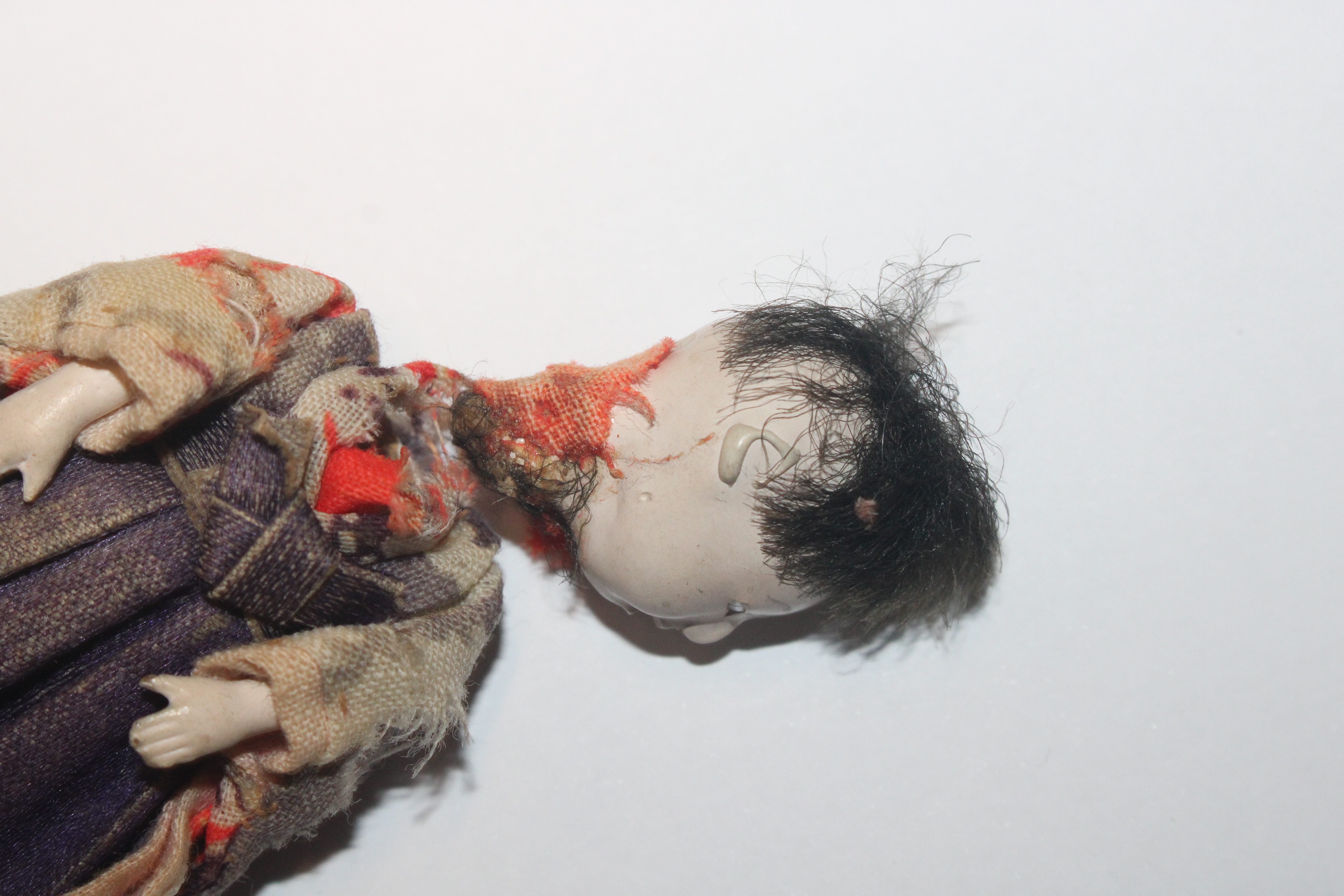 A collection of miniature porcelain and other dolls; miniature mice etc. - Image 9 of 57